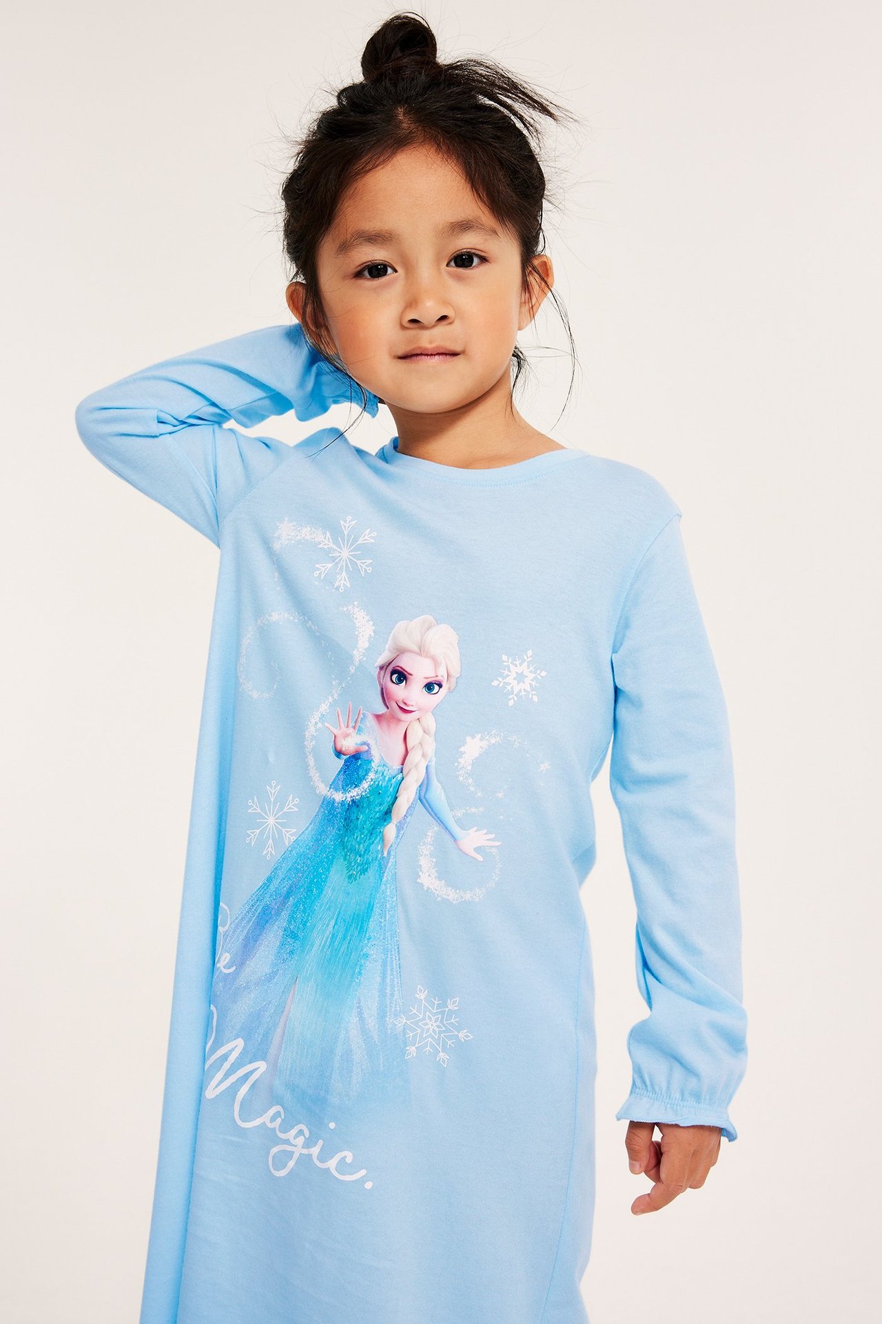 Pitkähihainen Frost-yömekko vaaleansininen, Elsa-kuvio, 100% puuvillaa, etupuoli.