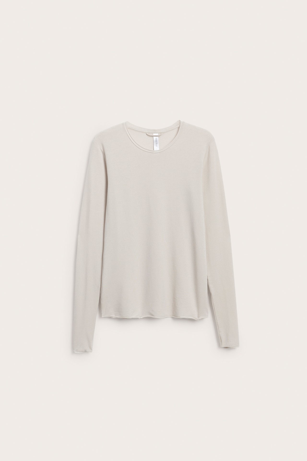Frontbilde av en lys beige langermet topp med rund hals.