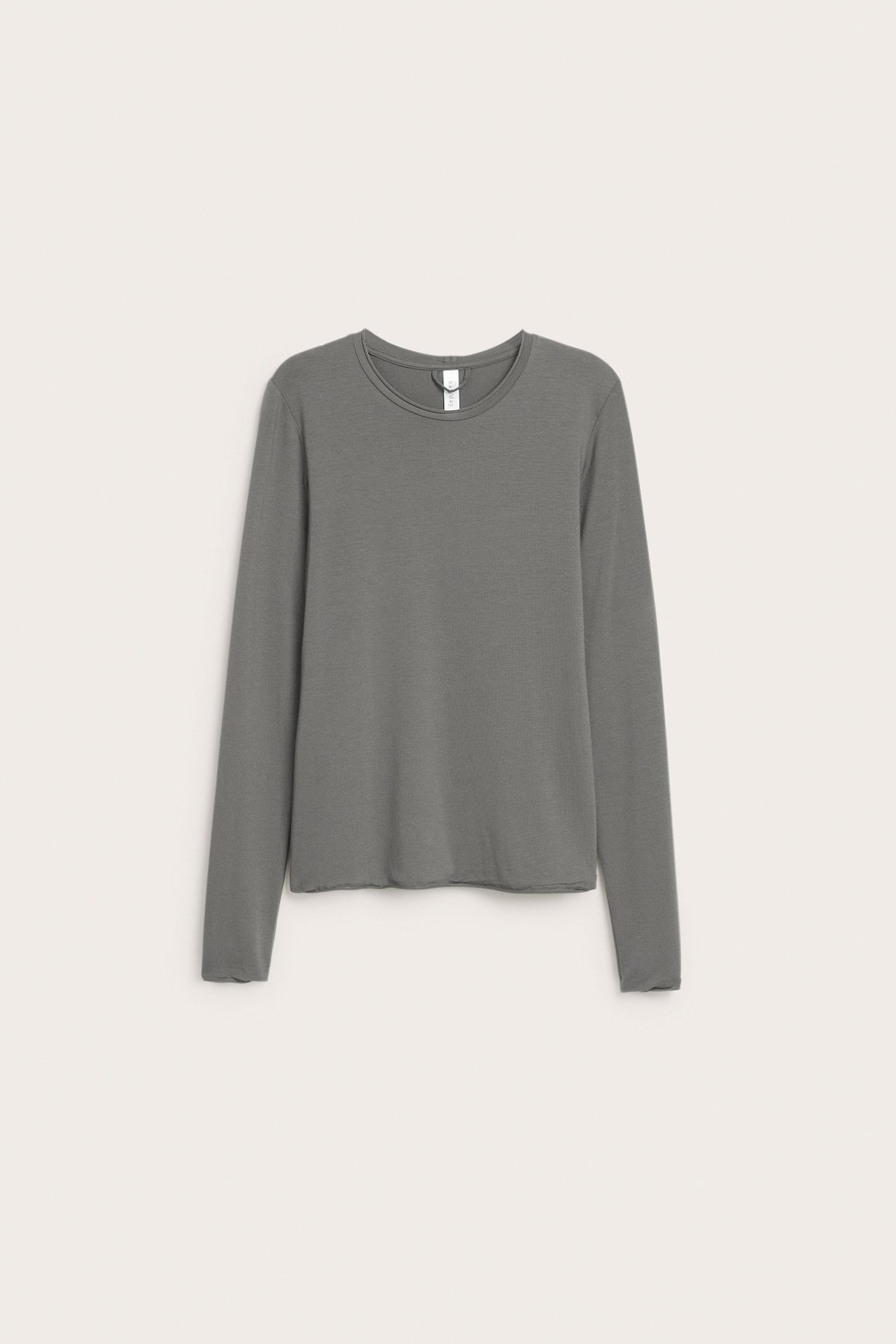 Frontvisning av en ensfarget grå rundhalset langermet jerseytop.