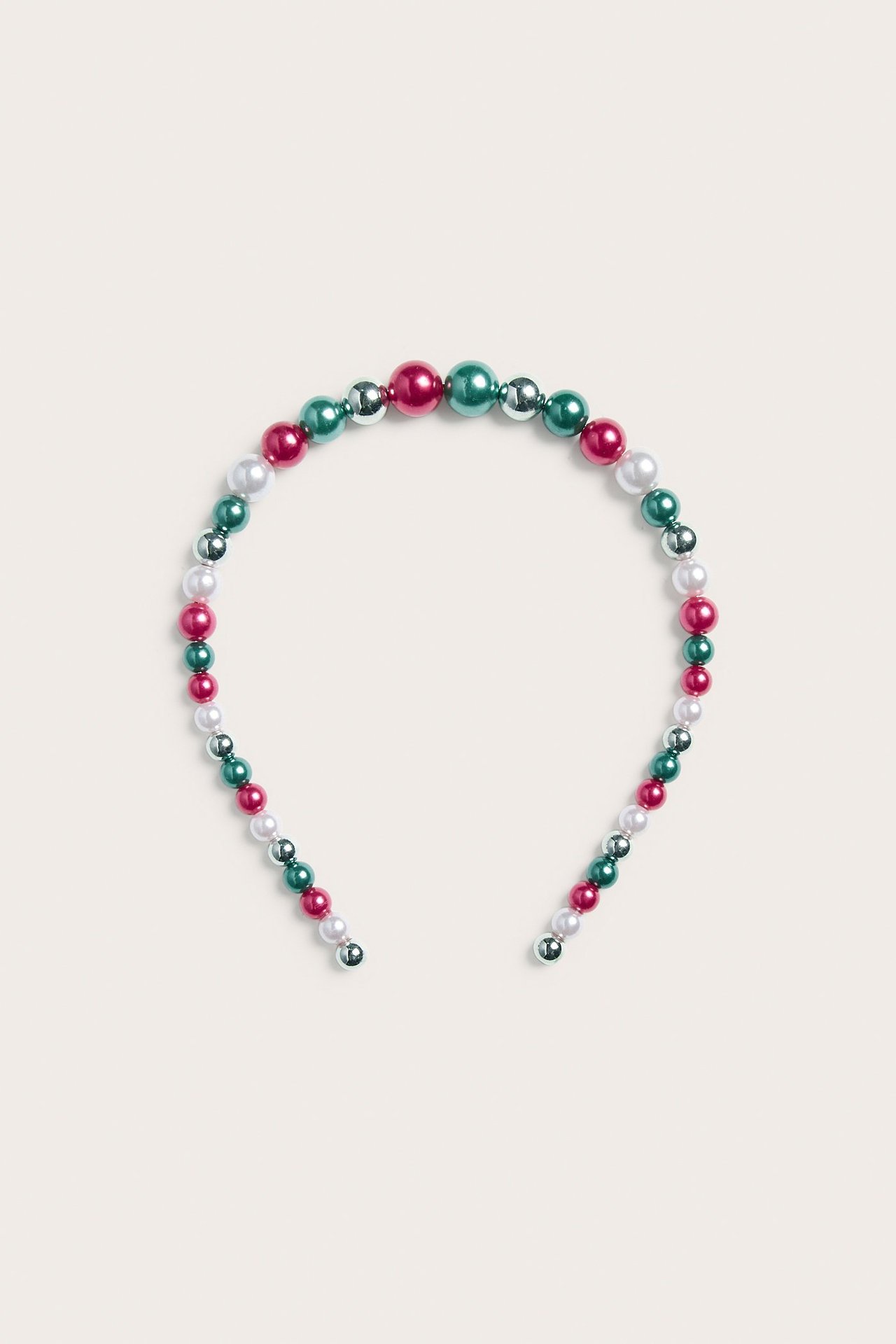 Widok z przodu na czerwoną, zieloną, białą i srebrną opaskę na głowę z koralikami.