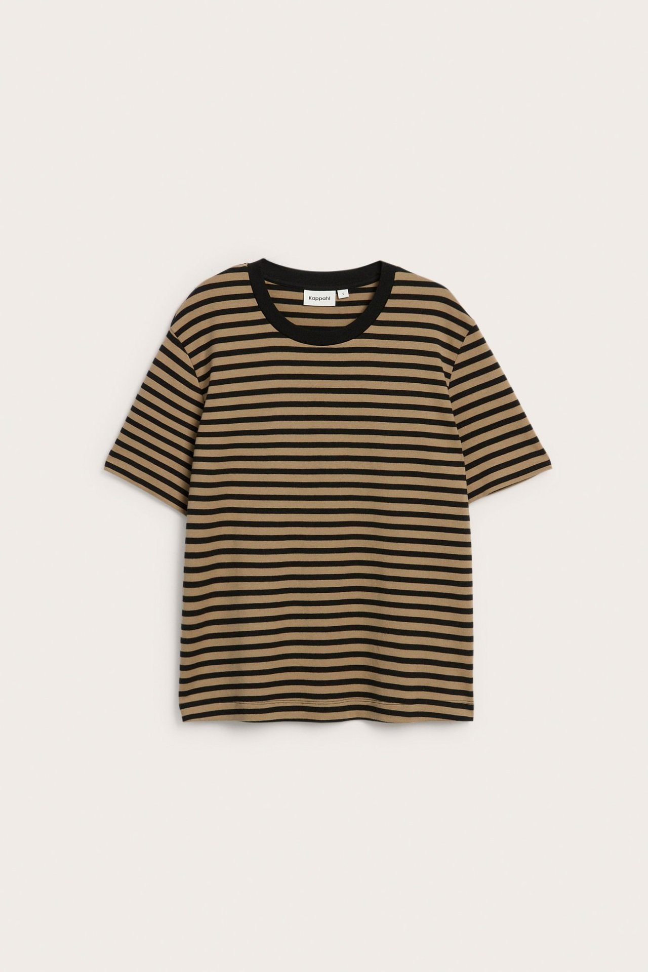 Frontvisning av en oversized beige og svartstripet bomulls-t-skjorte med korte ermer og svart rund hals.