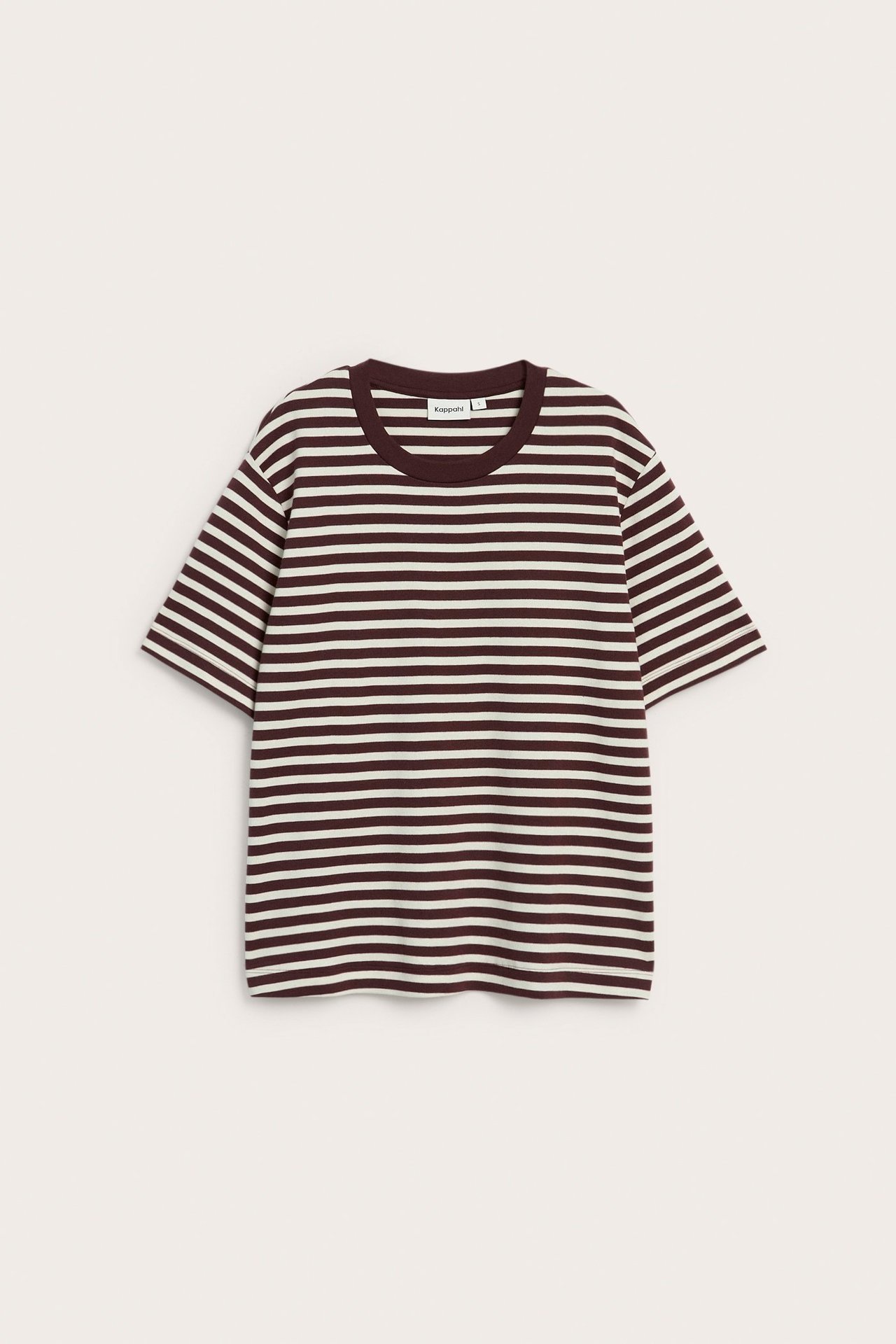 Forfra: Oversized stripet t-skjorte i offwhite og mørkebrun bomullsinterlock med korte ermer.