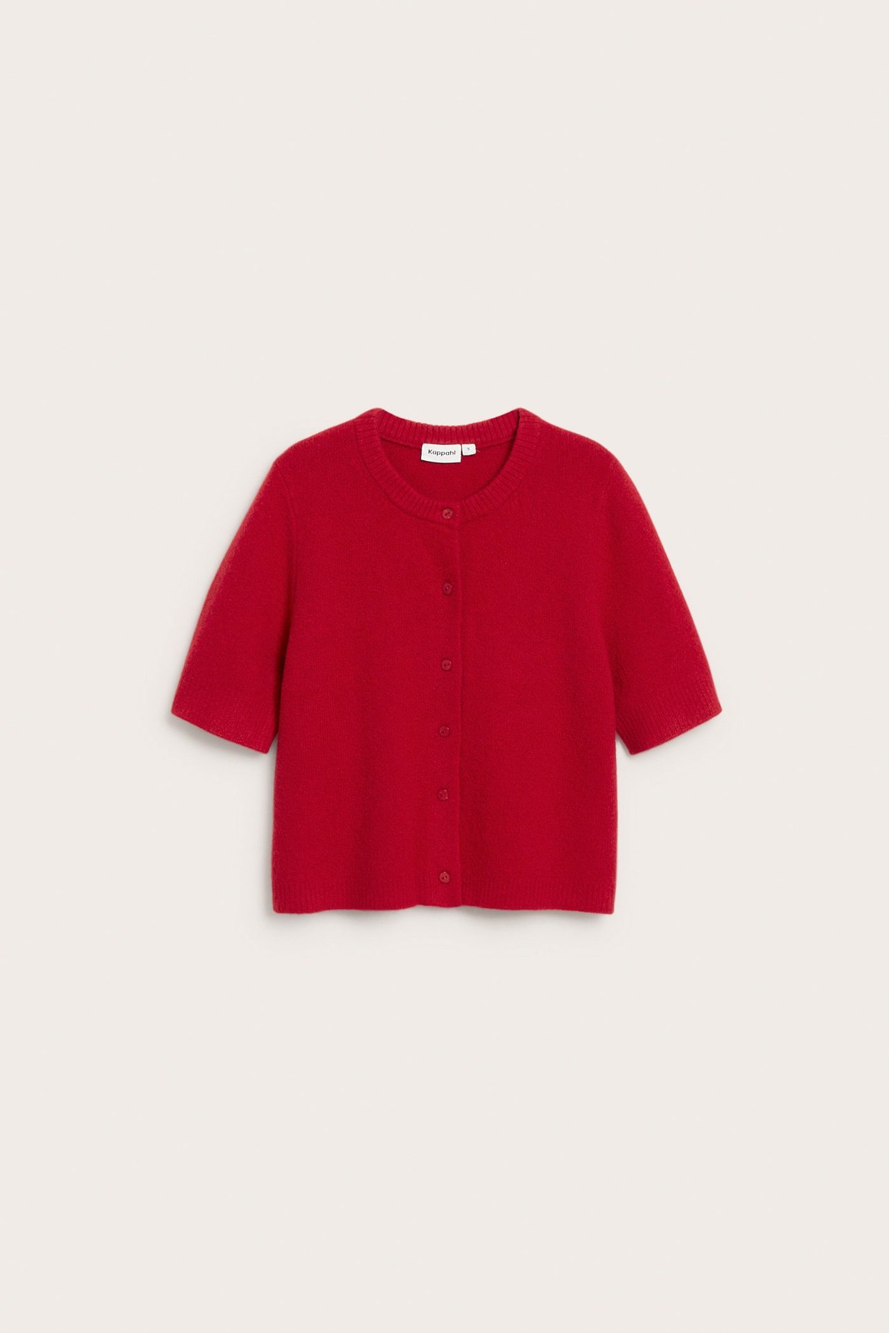 Forfra, rød strikket kortermet cardigan for dame med rund hals og knapper foran.