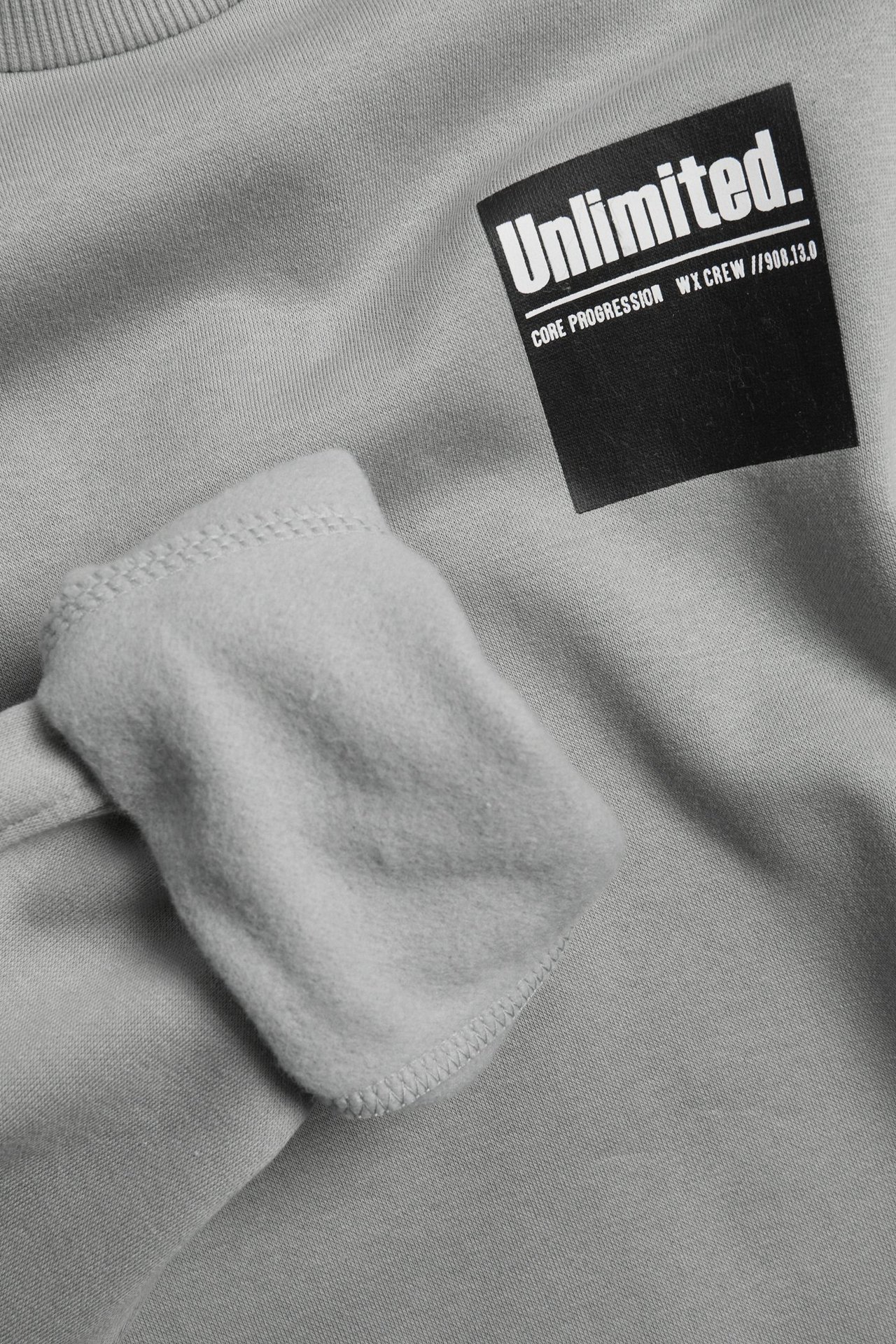 Szara bluza dla dzieci z nadrukiem z przodu, ściągacze na rękawach i kołnierzu, front.