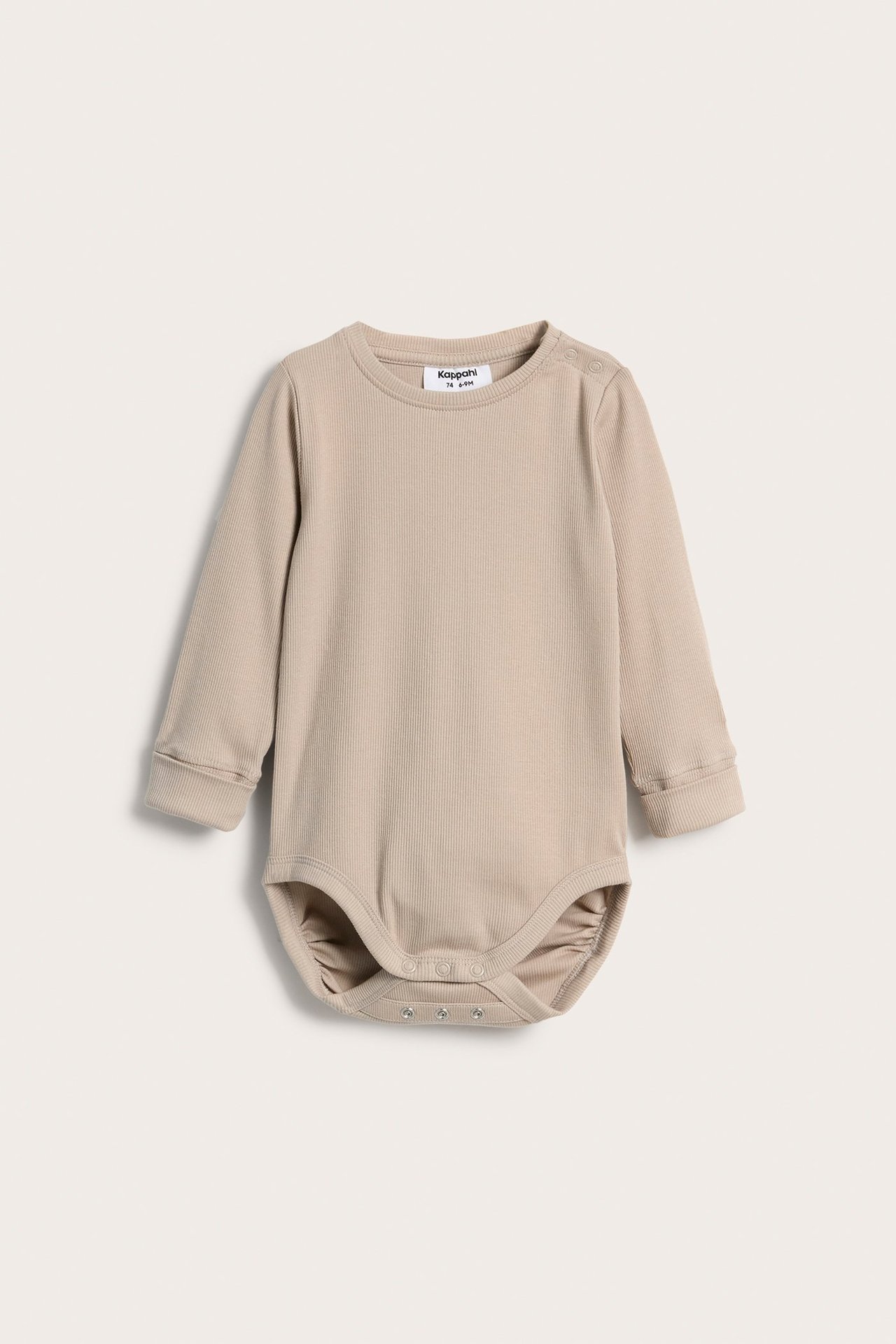 Framifrån, en beige ribbad långärmad babybody med tryckknappar vid axel och gren.