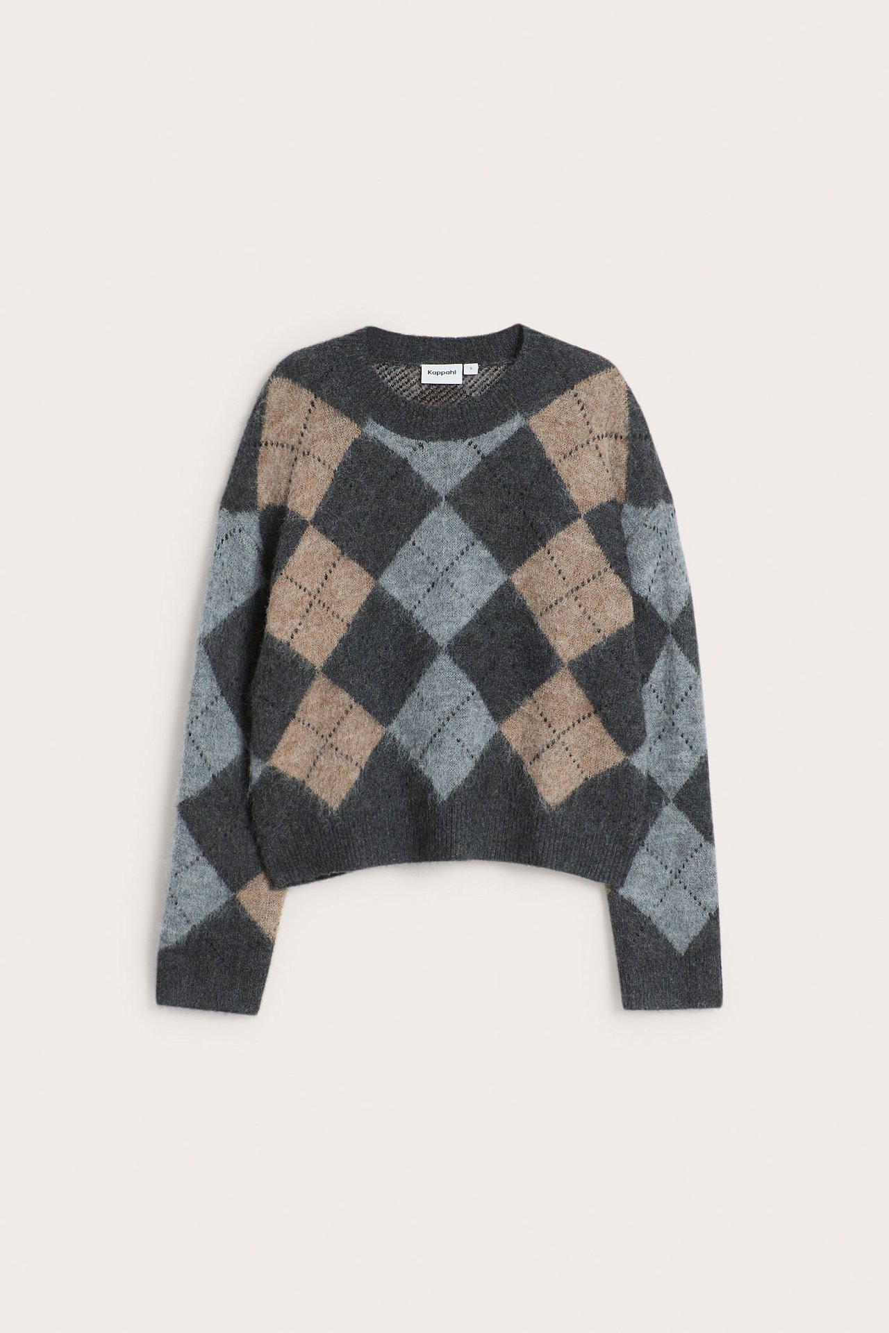 Forfra: grå argyle strikkegenser med lyseblå og beige diamantmønster.