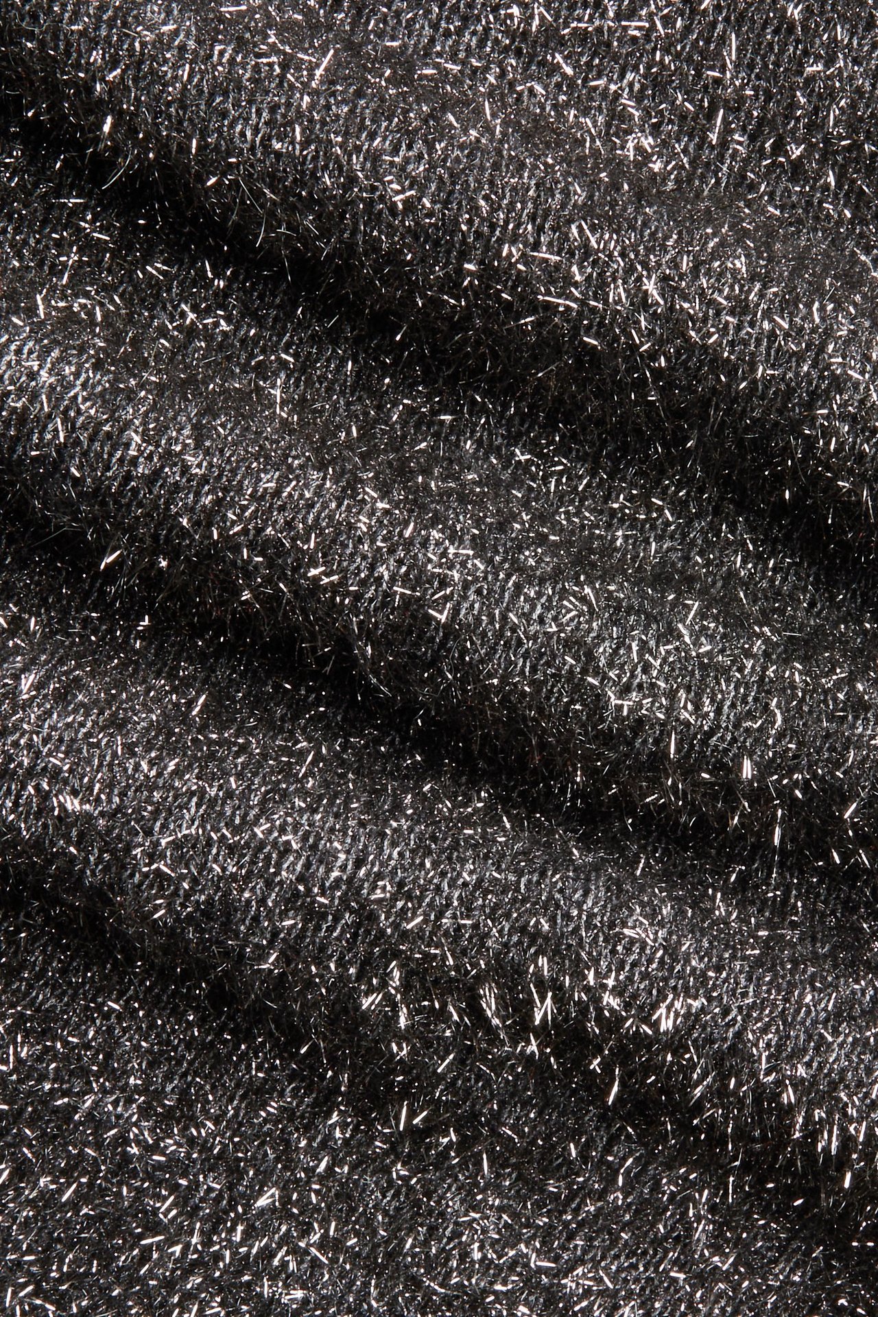 Zbliżenie szarego, krótkiego rękawa swetra z poliestru z błyszczącymi detalami.