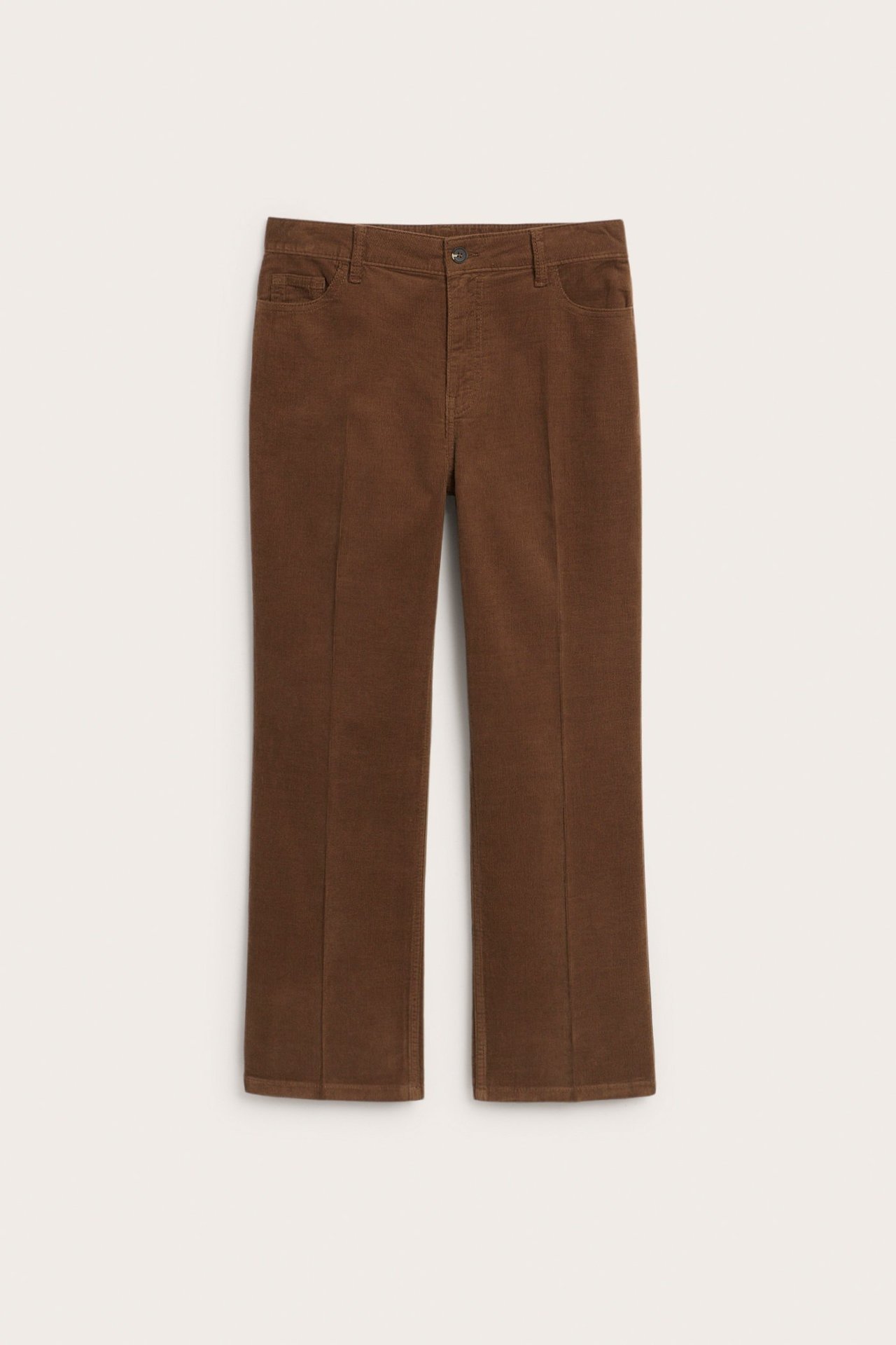 Widok z przodu brązowych sztruksowych spodni z rozszerzanymi nogawkami.