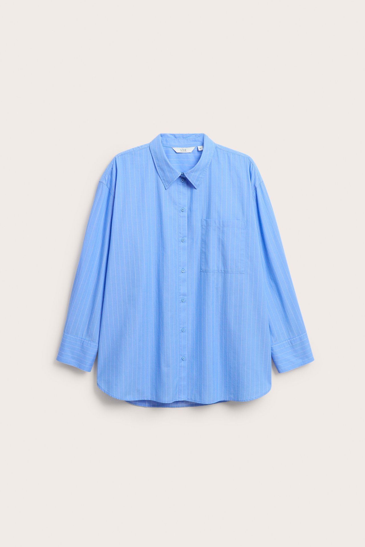 Edestä: siniraitainen populiinipaita pitkillä hihoilla, kauluksella, napeilla edessä ja rintataskulla.