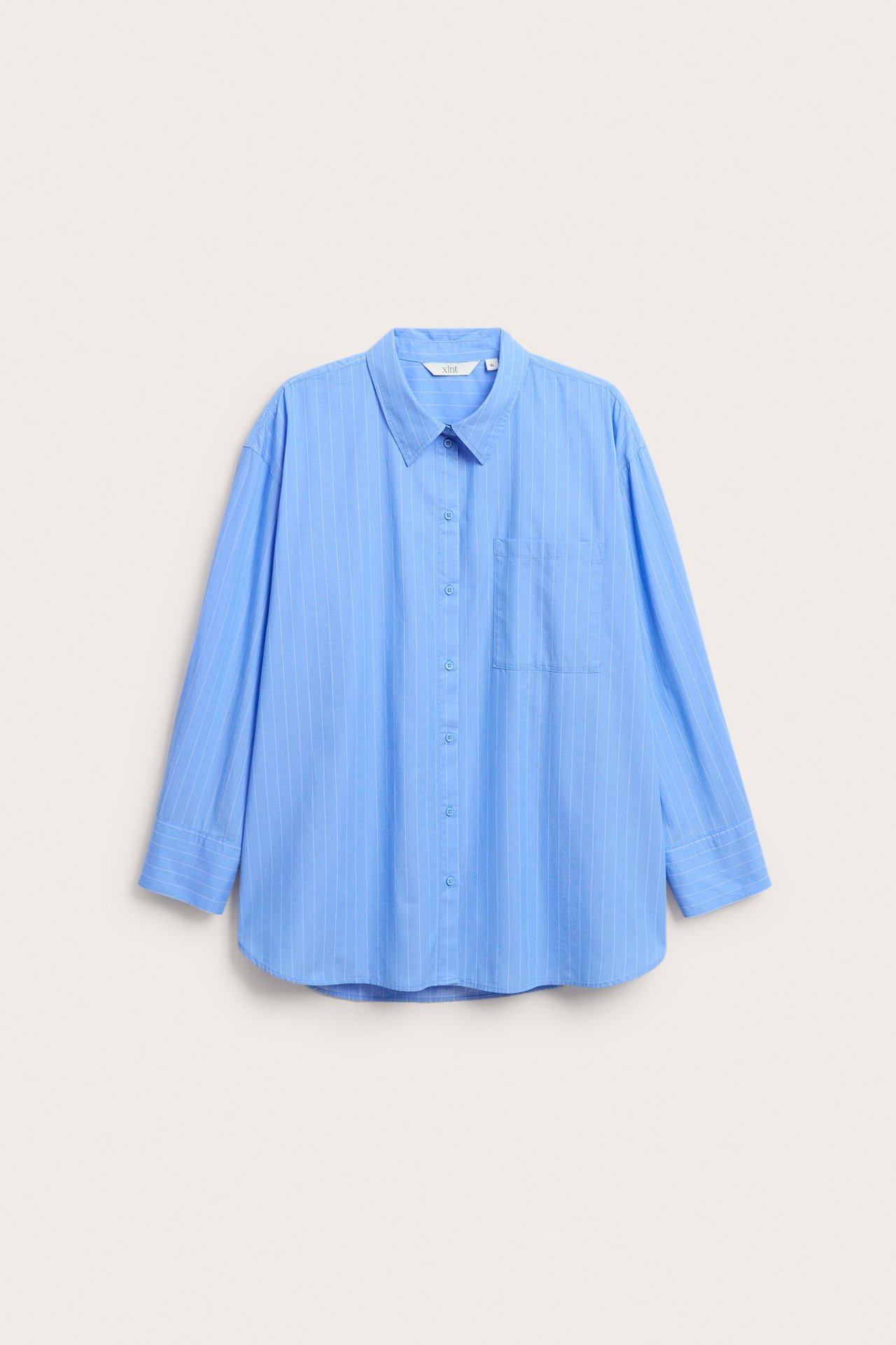 Edestä: siniraitainen populiinipaita pitkillä hihoilla, kauluksella, napeilla edessä ja rintataskulla.