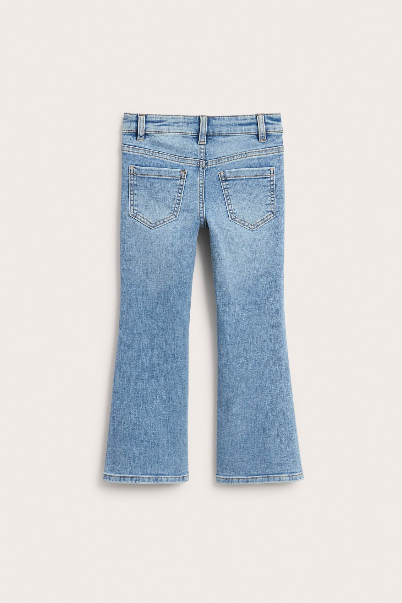 Widok z tyłu: jasnoniebieskie elastyczne jeansy bootcut dla dzieci z dwiema tylnymi kieszeniami i szlufkami.