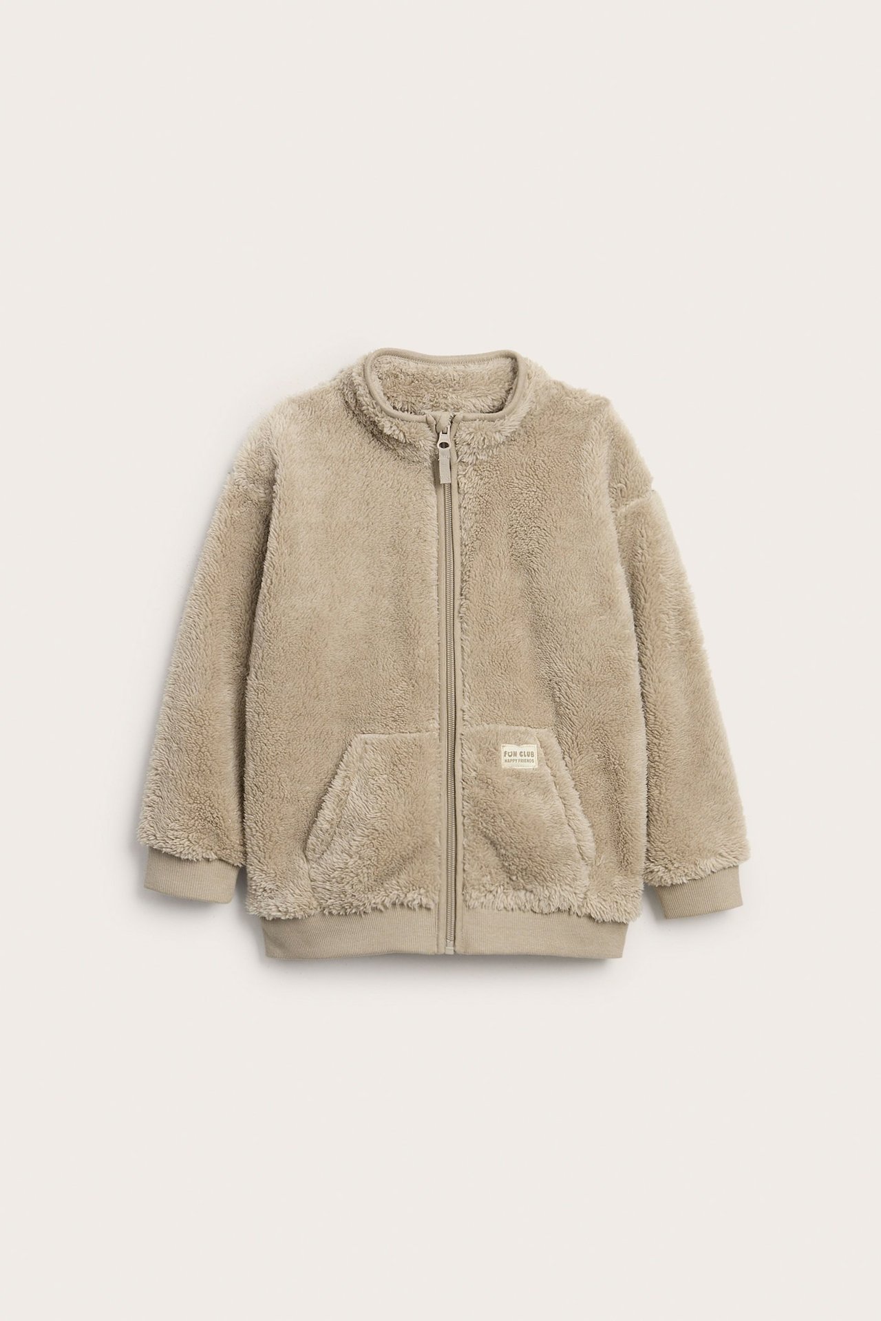 Widok z przodu beżowej, jednolitej kurtki polarowej dla dzieci, z zamkiem błyskawicznym, kołnierzem i dwiema kieszeniami.