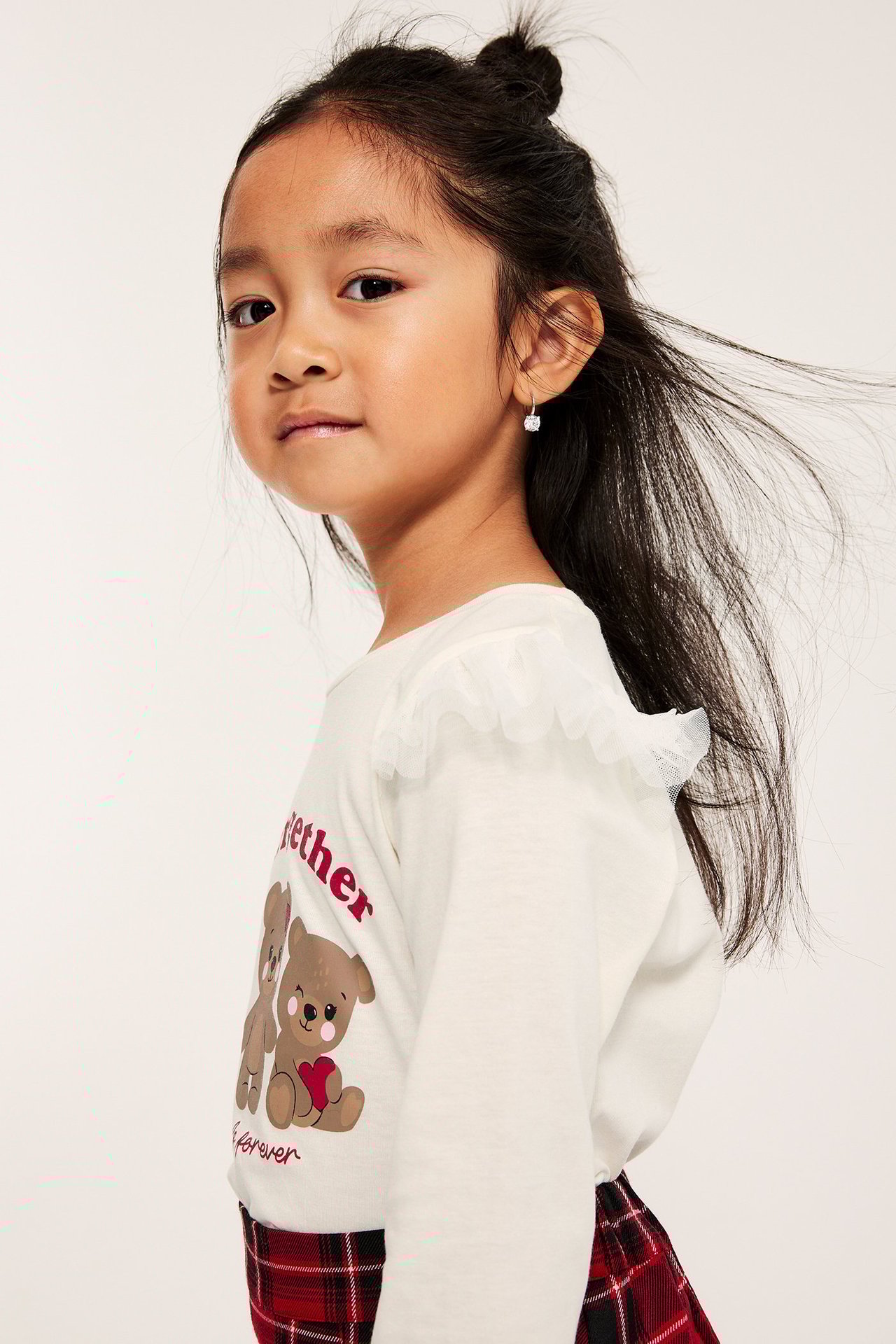 Långärmad offwhite topp i bomull med mesh-ärm vid axlarna och tryck fram, tjej.