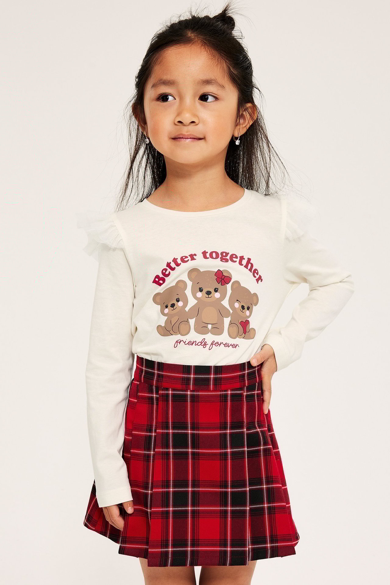 Biała longsleeve z nadrukiem misiów, koronkowe falbany na ramionach, okrągły dekolt.