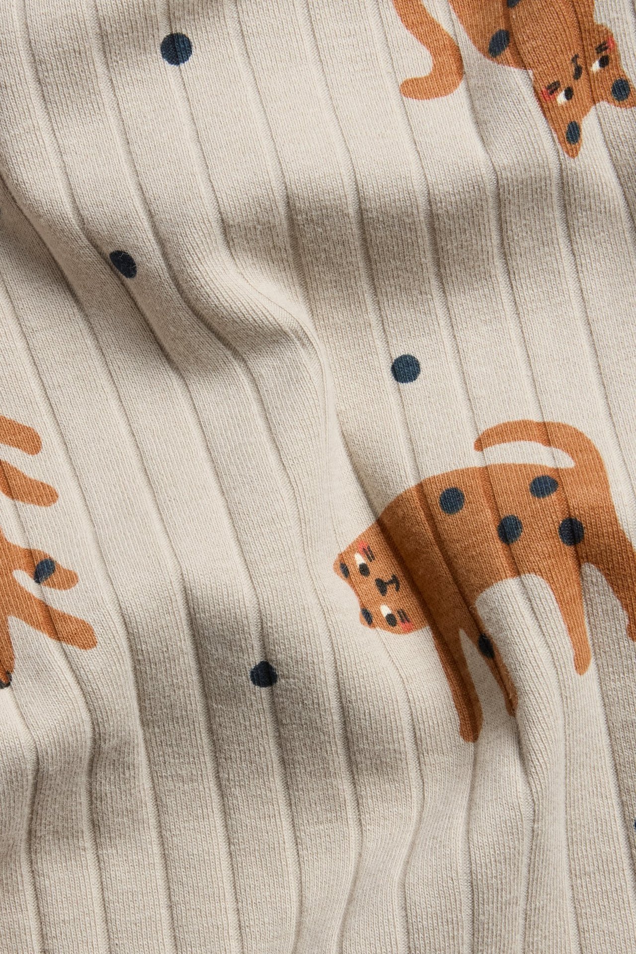 Beige ribattu vauvan body eläinprintillä ja olkapään napin kiinnitys.