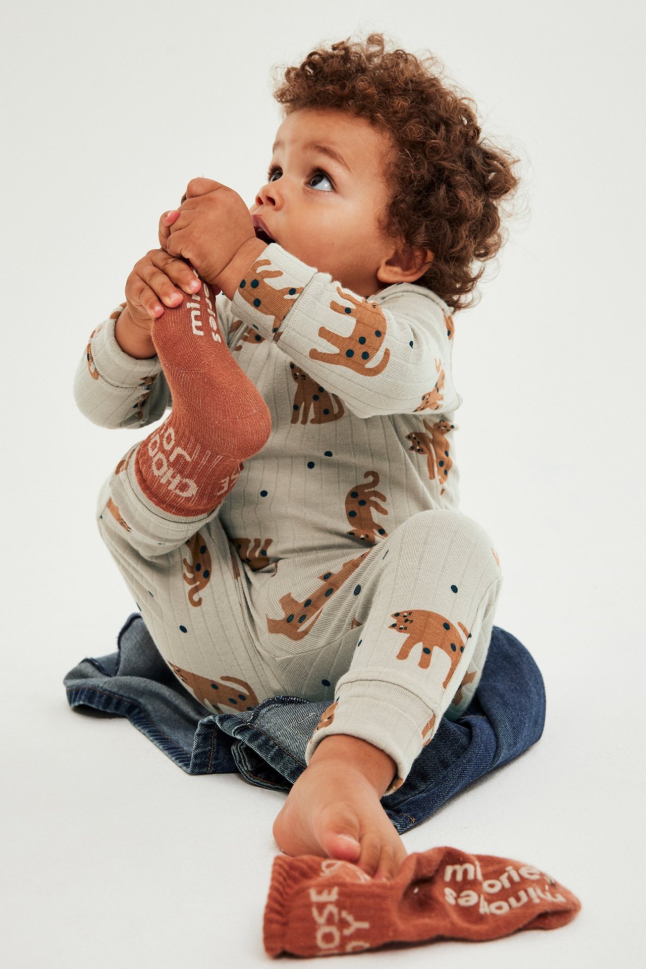 Beige ribbinen vauvoja Body, eläinprintti, solmupainikkeet koossa 56-68, suuremmat painikkeet.
