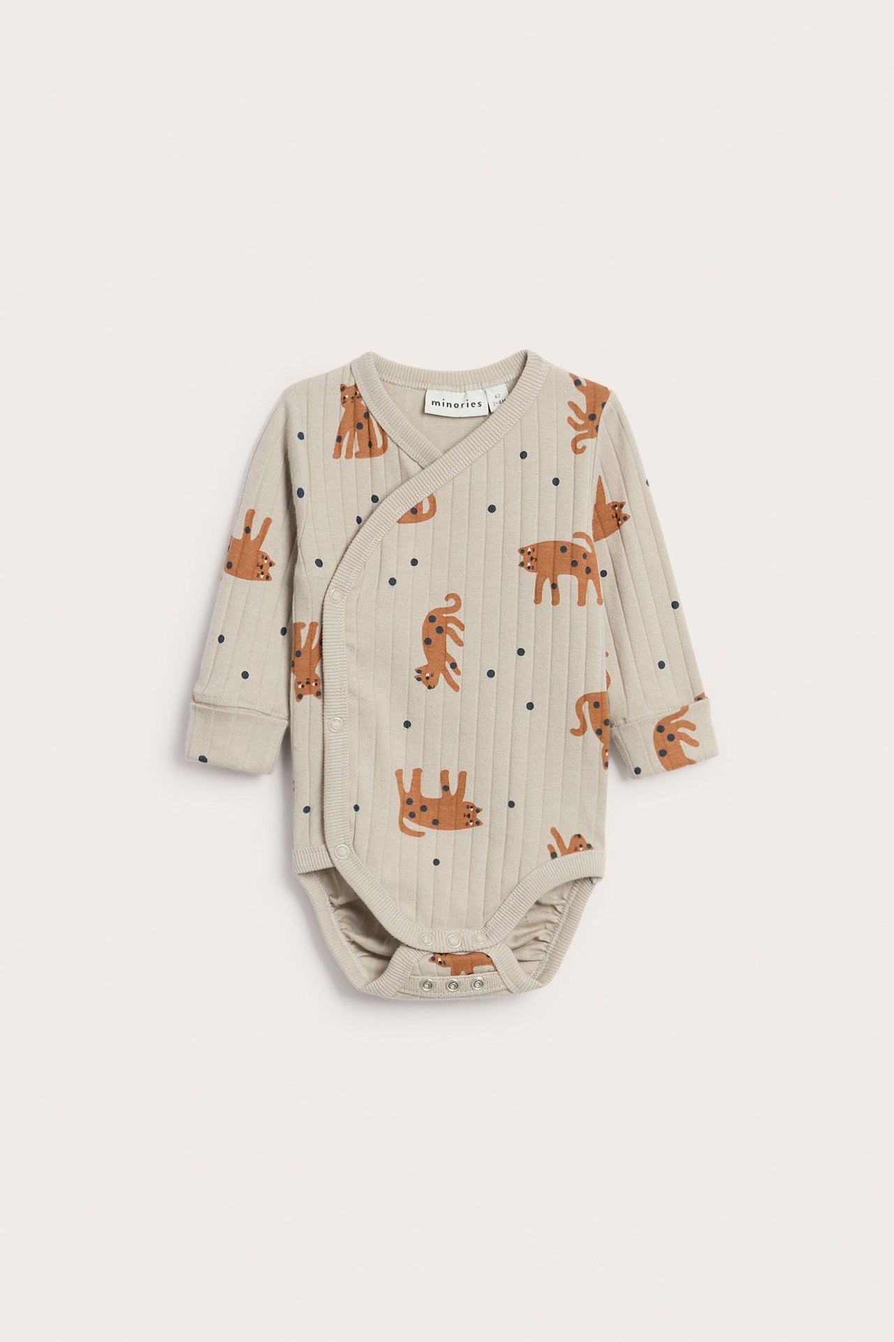 Beżowe prążkowane body niemowlęce w brązowe zwierzęta i granatowe kropki, z zatrzaskami kopertowymi.