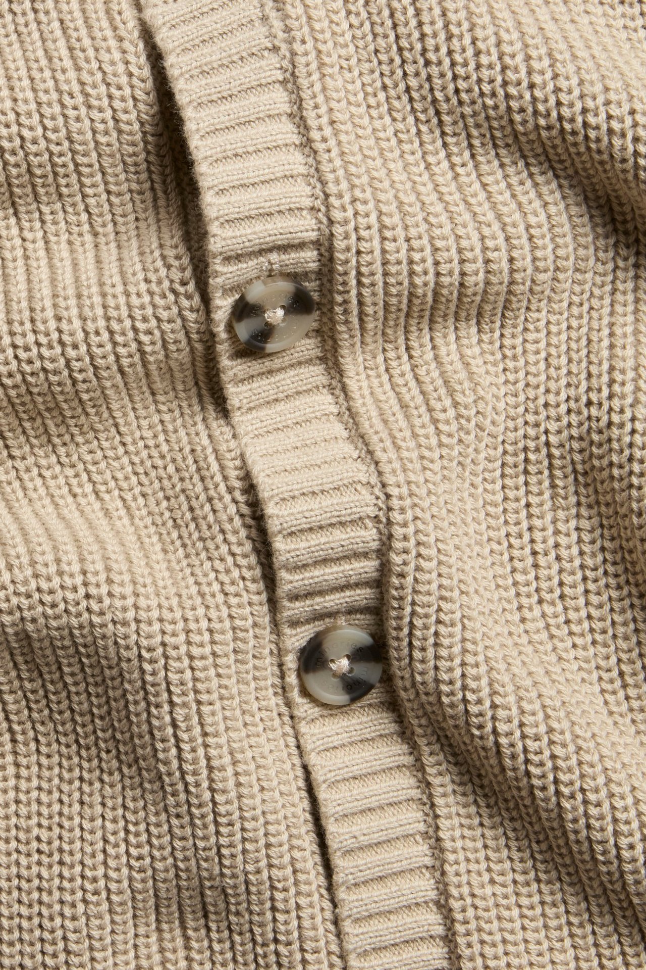 Beżowa dzianinowa pidżama niemowlęca z guzikami z przodu, jednolity kolor, mieszanka bawełny.