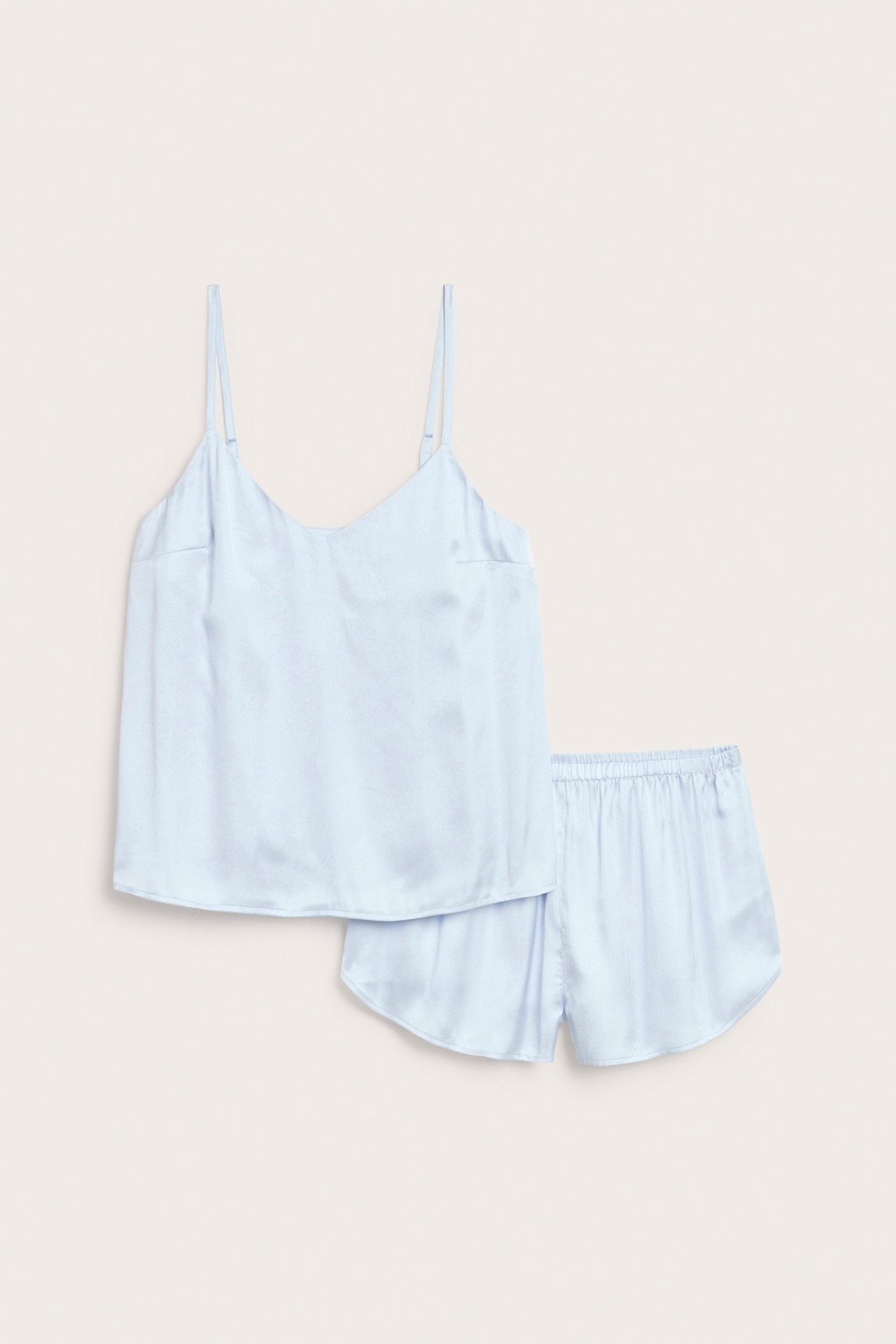 Frontvisning, lyseblå satengpyjamas: camisole med justerbare stropper og shorts med elastisk linning.
