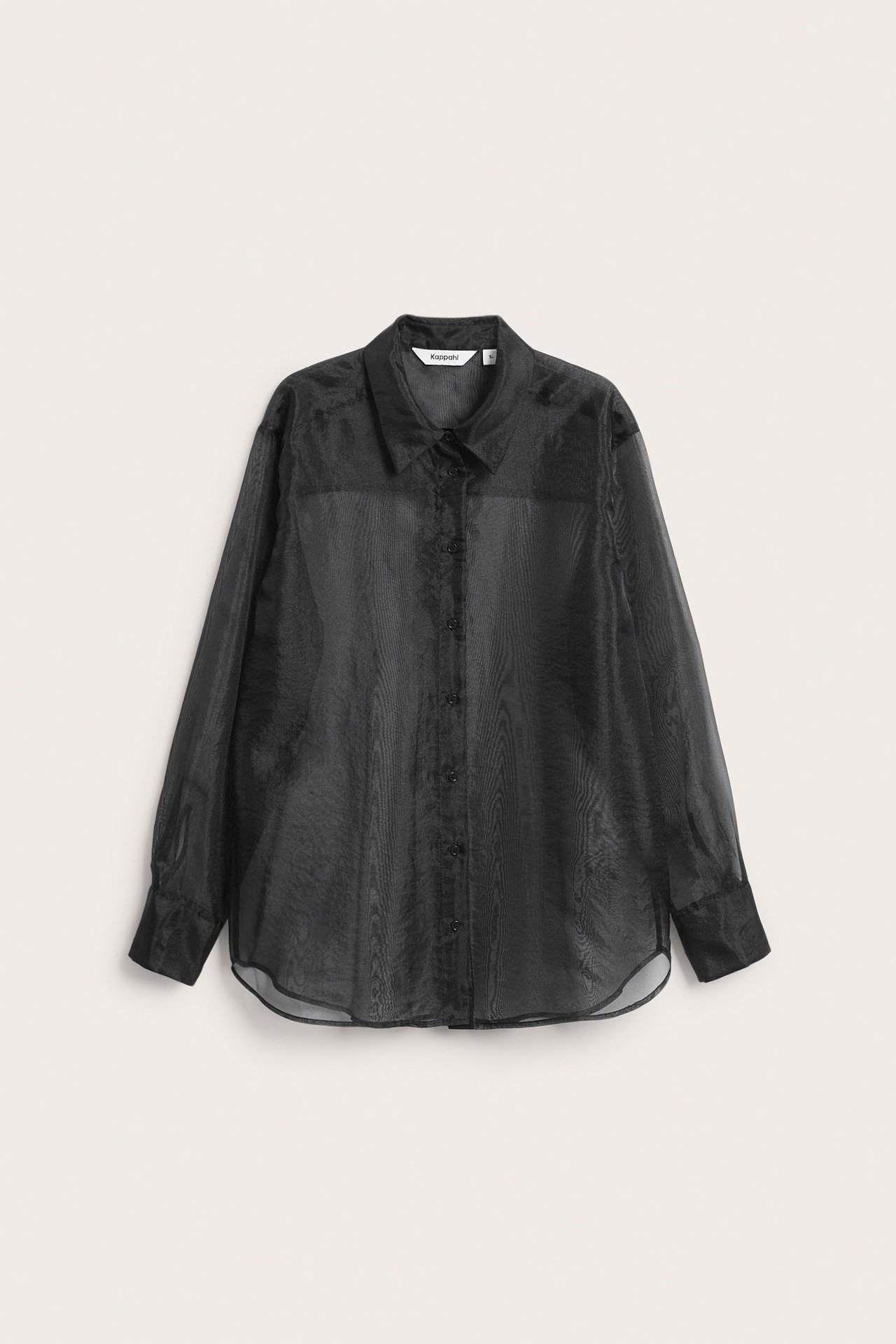 Framifrån, en svart transparent organzaskjorta med långa ärmar, krage och knäppning fram.