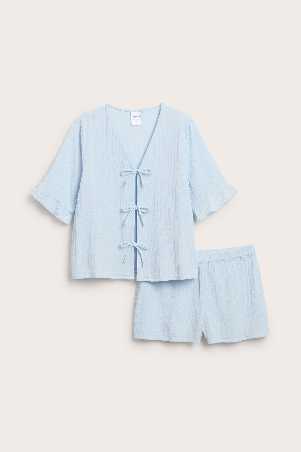 Widok z przodu: jasnoniebieska piżama bawełniana z topem w serek z wiązaniami i pasującymi szortami.
