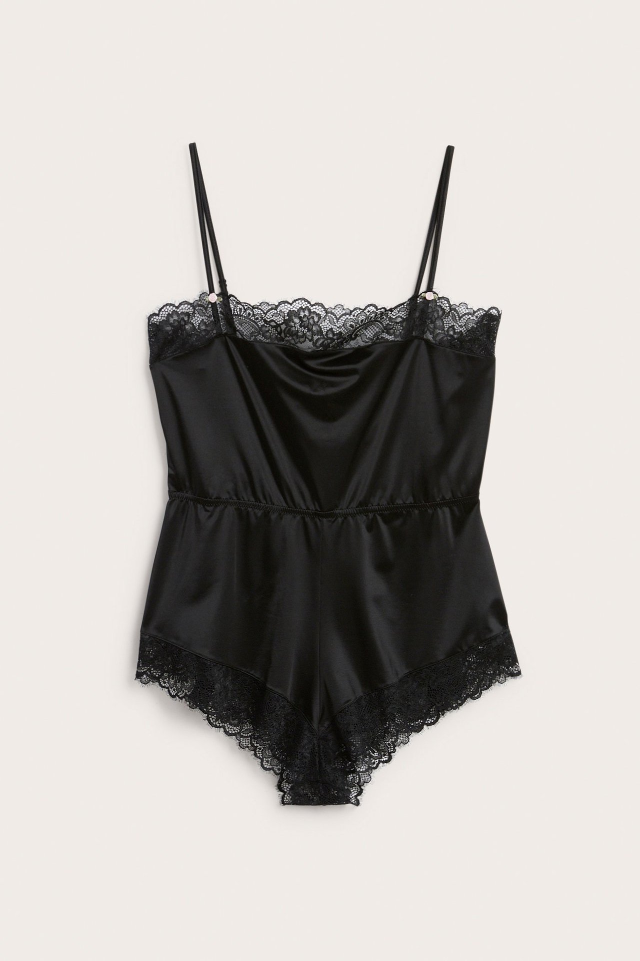 Frontvisning: Svart satengplaysuit med tynne stropper, elastisk midje og svarte blondekanter.