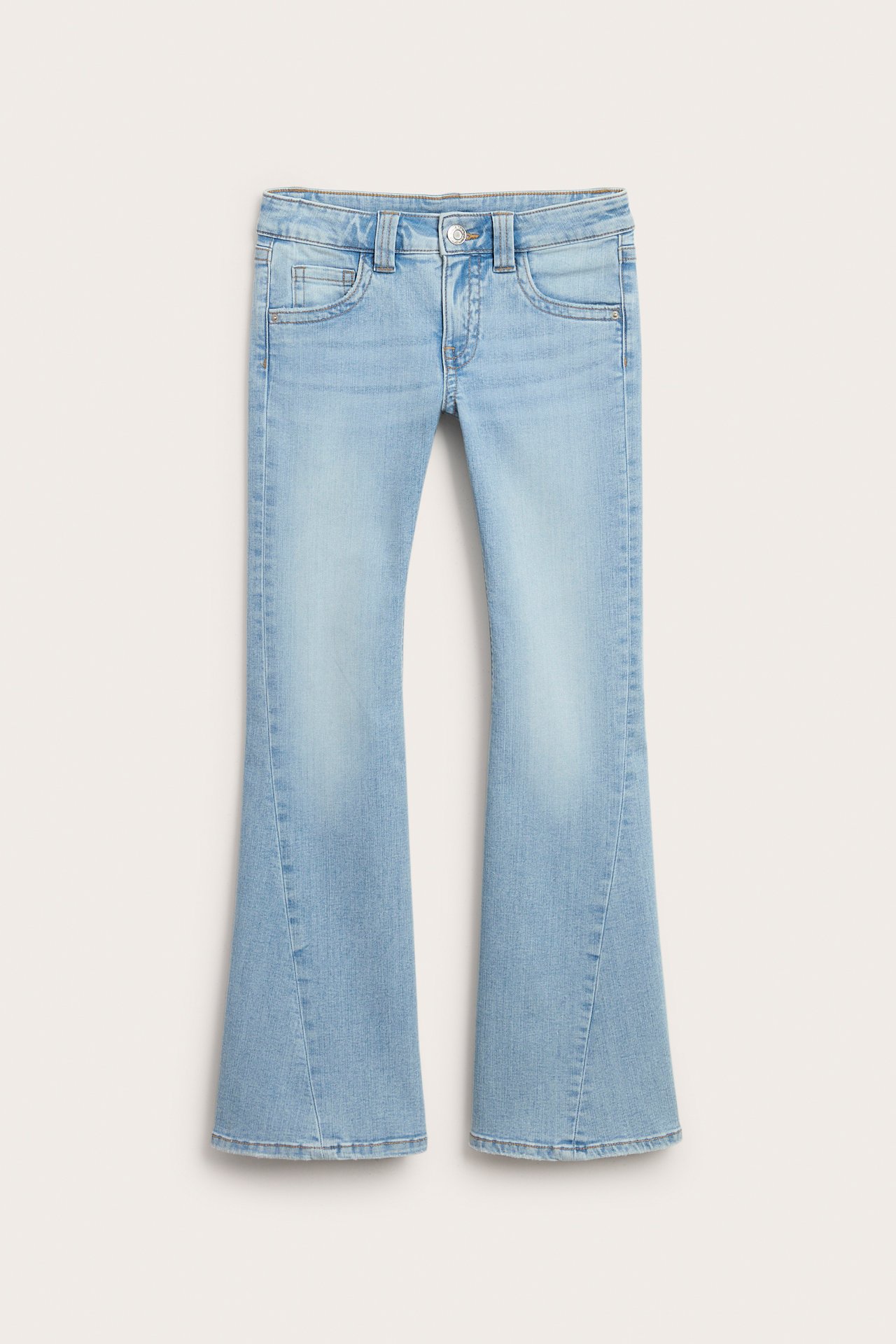 Frontvisning av lyseblå bootcut jeans med lav midje, knapplukking og frontlommer.