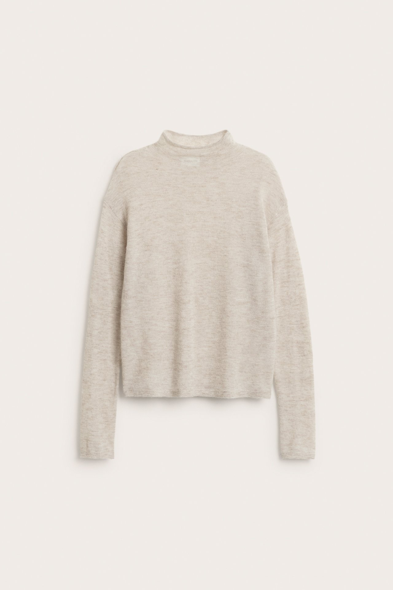 Framifrån, ljusbeige melerad stickad tröja med halvpolo och långa ärmar.