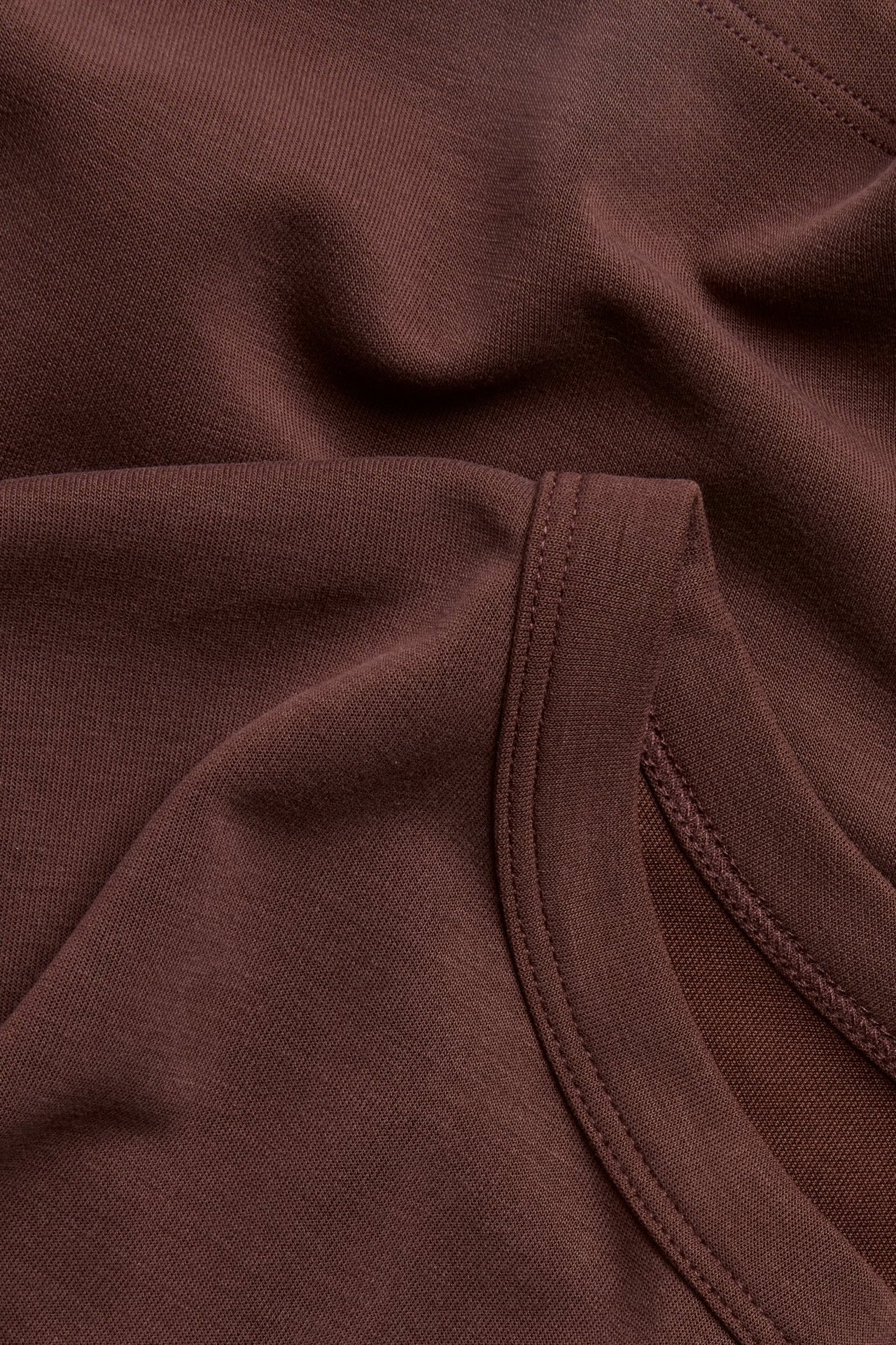 Närbild av en vinröd enfärgad t-shirt i modalblandning.