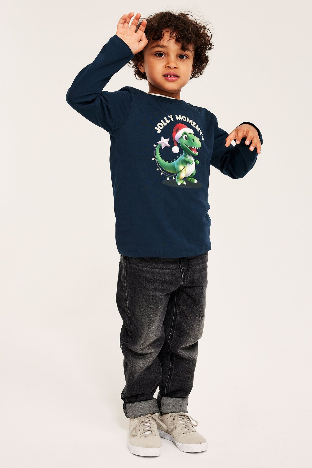 Långärmad t-shirt i mörkblått med dinosaurie och tomteluva, tryck fram, till barn.