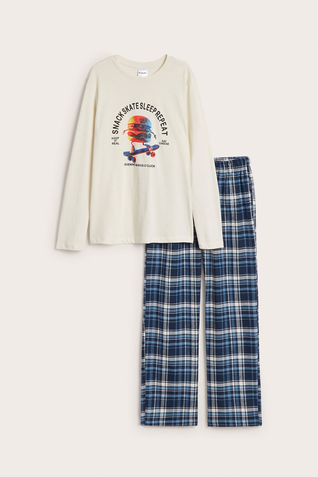 Offwhite barnpyjamas: långärmad jerseymjukis topp med burgertryck, blårutiga flanellbyxor. Framifrån.