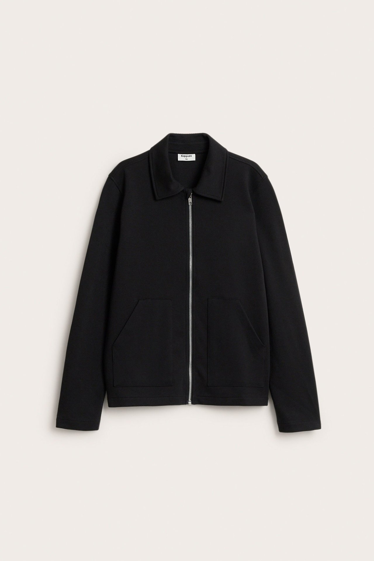 Frontvy av enfärgad svart overshirt i bomullsblandning med metalldragkedja och två framfickor.