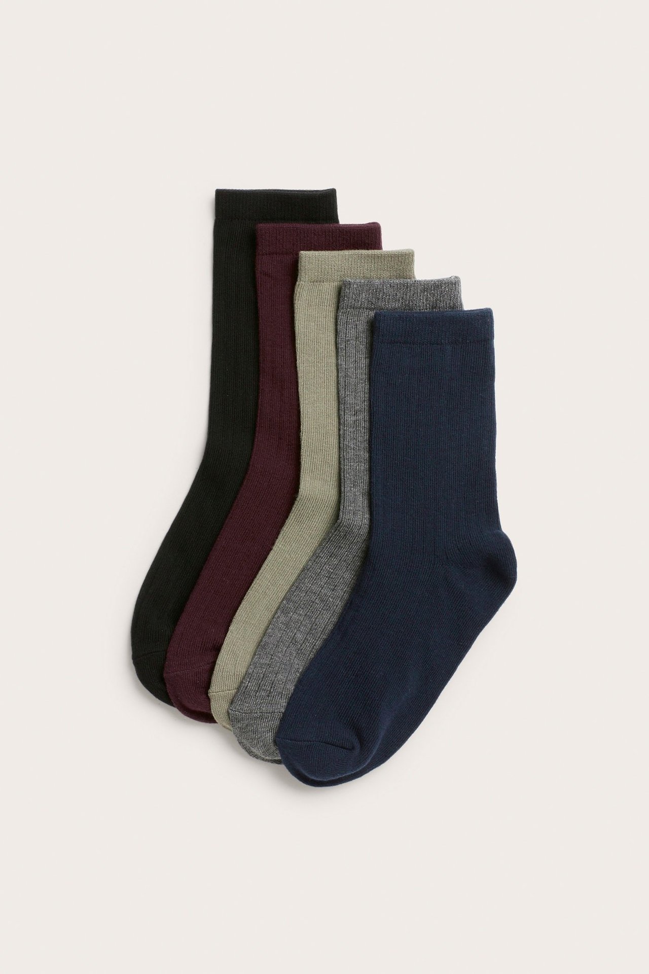 Ovanifrån: fem par ribbade strumpor i bomullsblandning i mörkblått, svart, vinrött, khaki och grått.