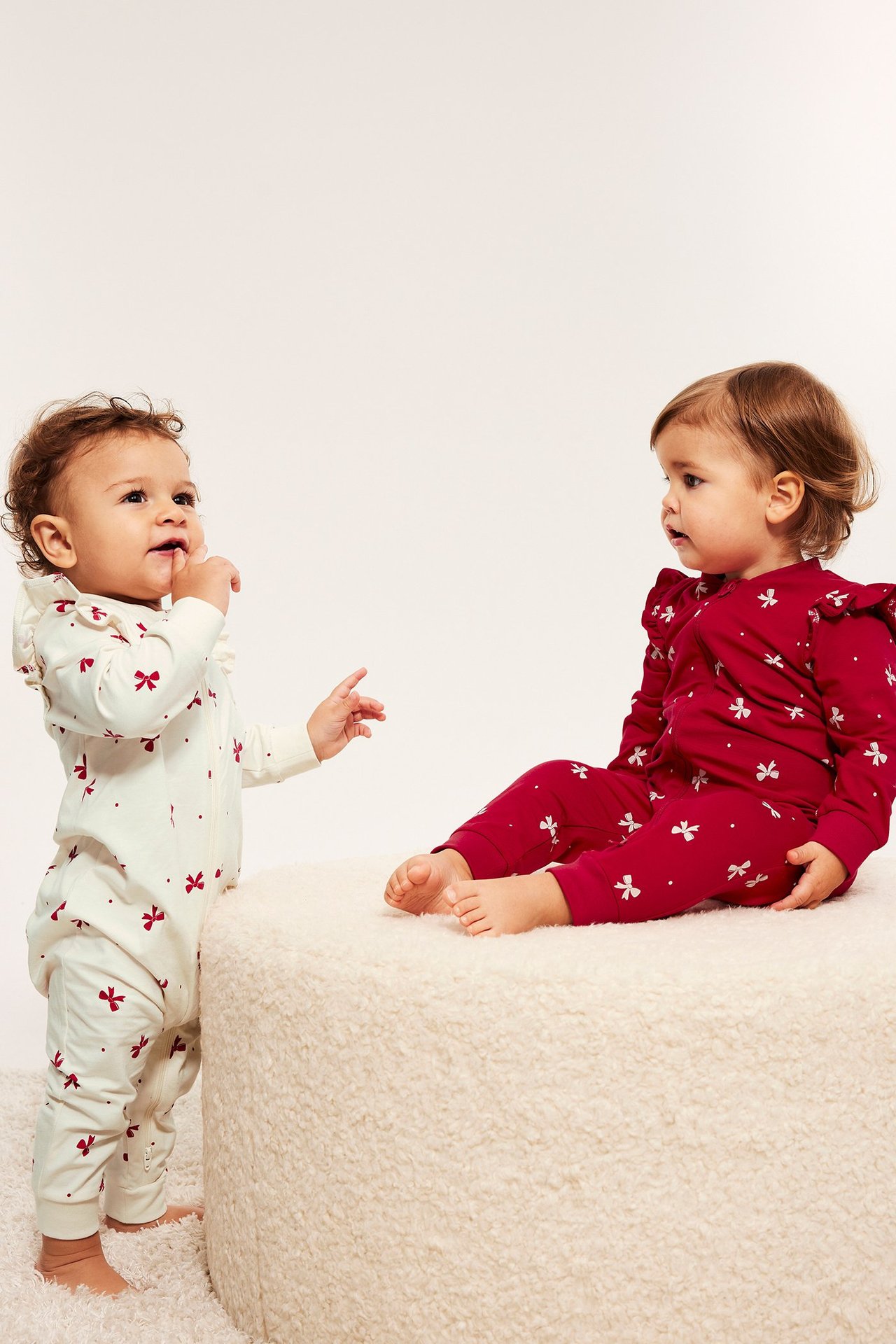 Kahden paketin vauvan pyjamat, kuvioidut haalare, 2-suuntainen vetoketju, röyhelö hartioissa.