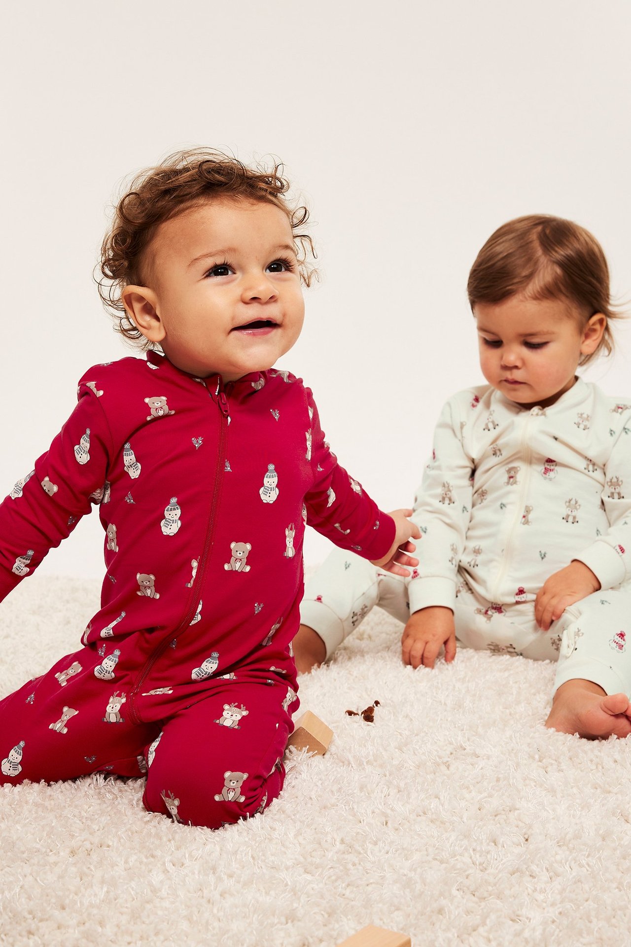 2-pack baby pysjamas i offwhite bomull med mönstrad design, med 2-vegs glidlås.