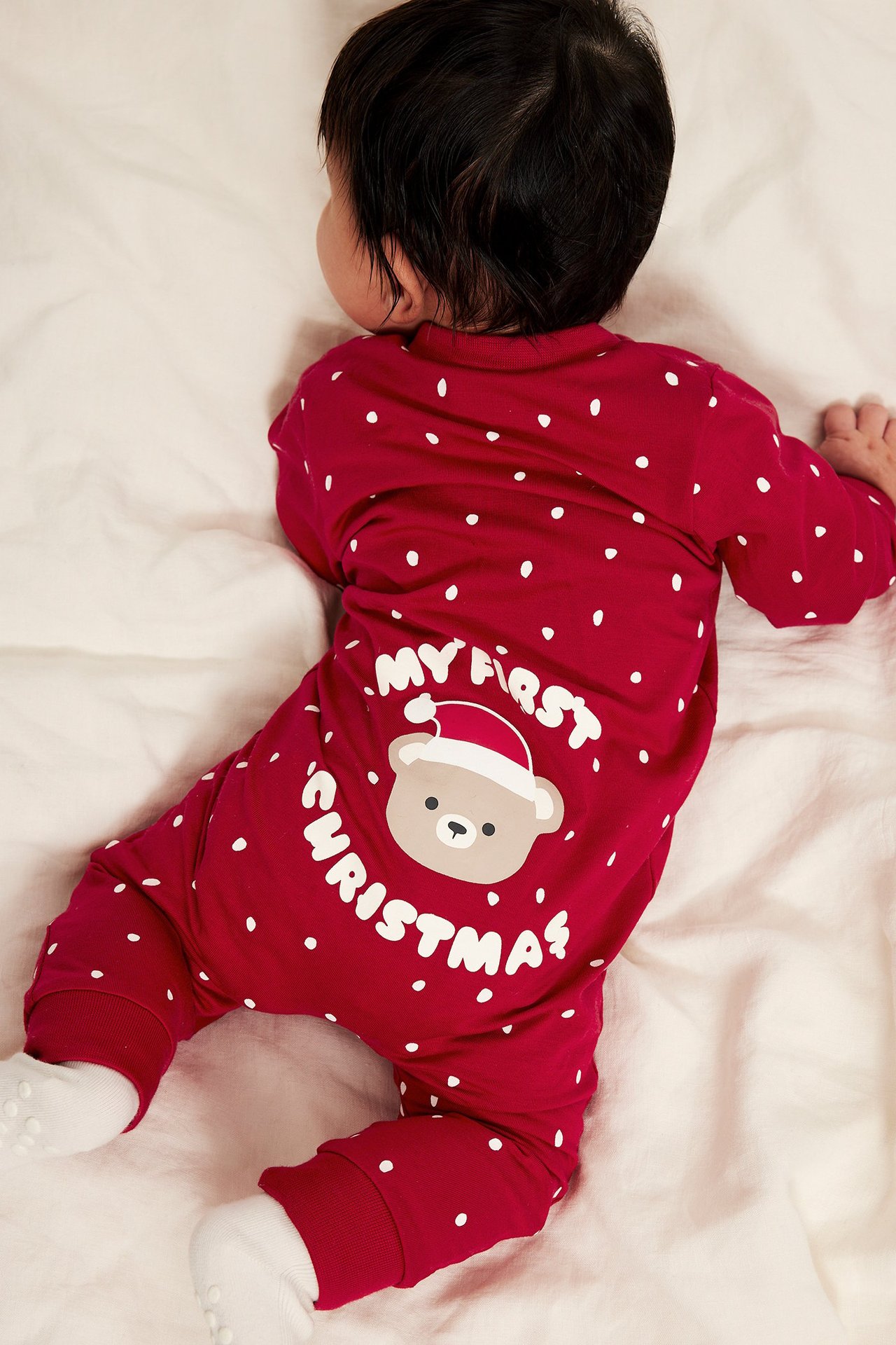 Röd långärmad julpyjamas för baby med aop print, printad applikation på bröst och bak.