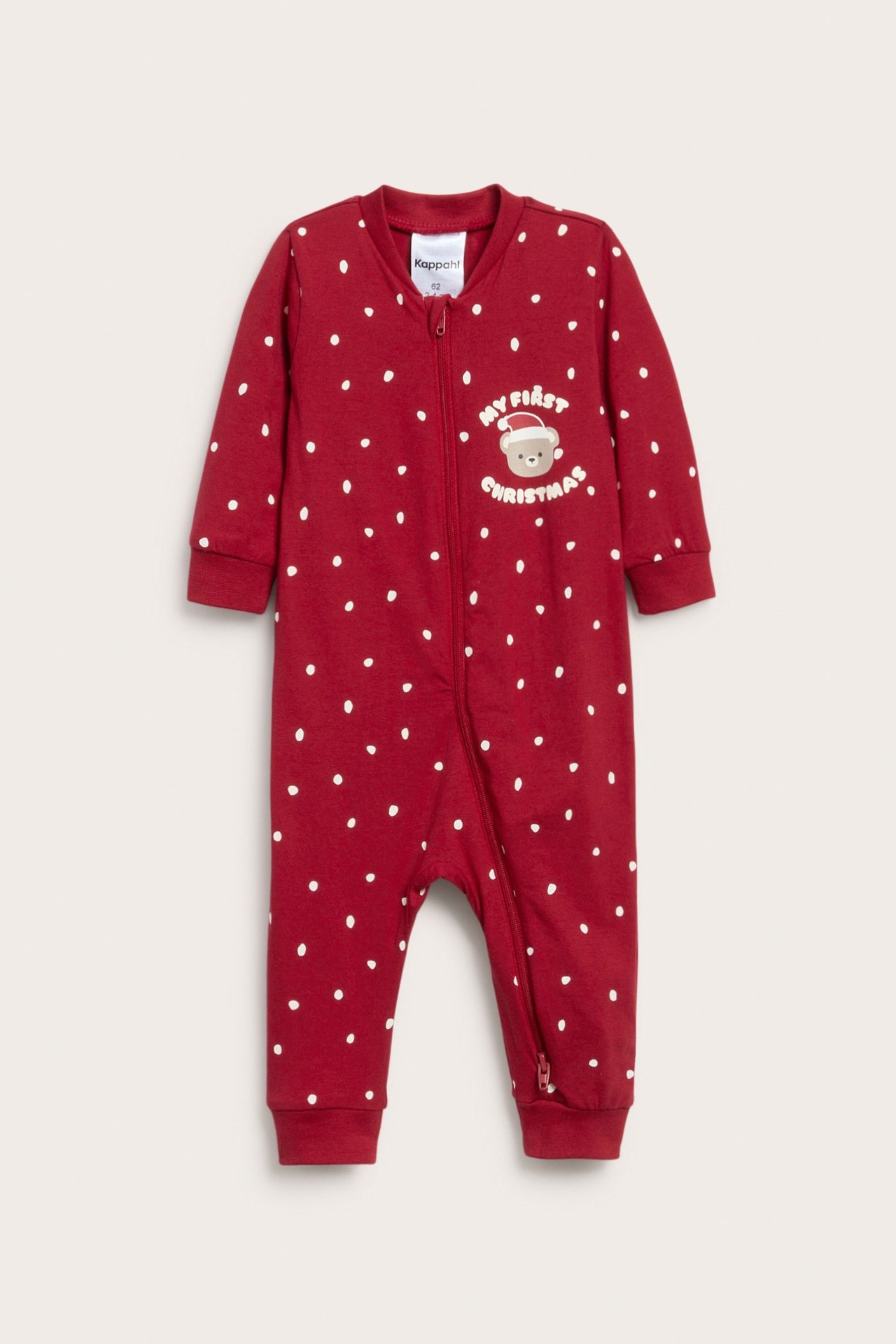 Framifrån, röd baby-sparkdräkt med vita prickar, tvåvägsdragkedja och 'My First Christmas' björnprint.