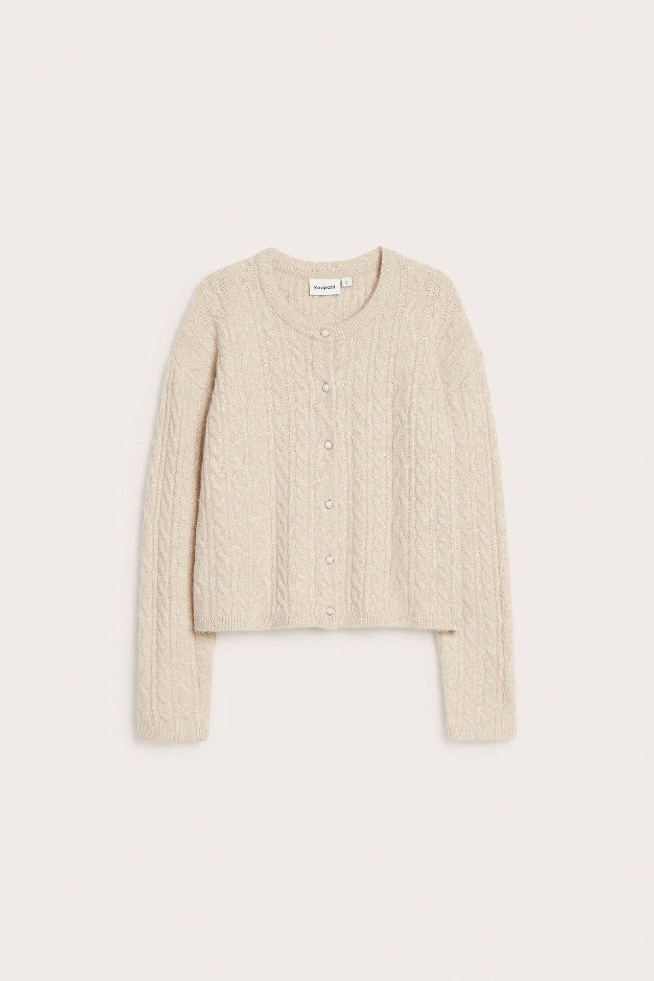 Edestä näkymä beige melange kaapelineuletakin, pyöreällä pääntiellä ja helmipainikkeilla.