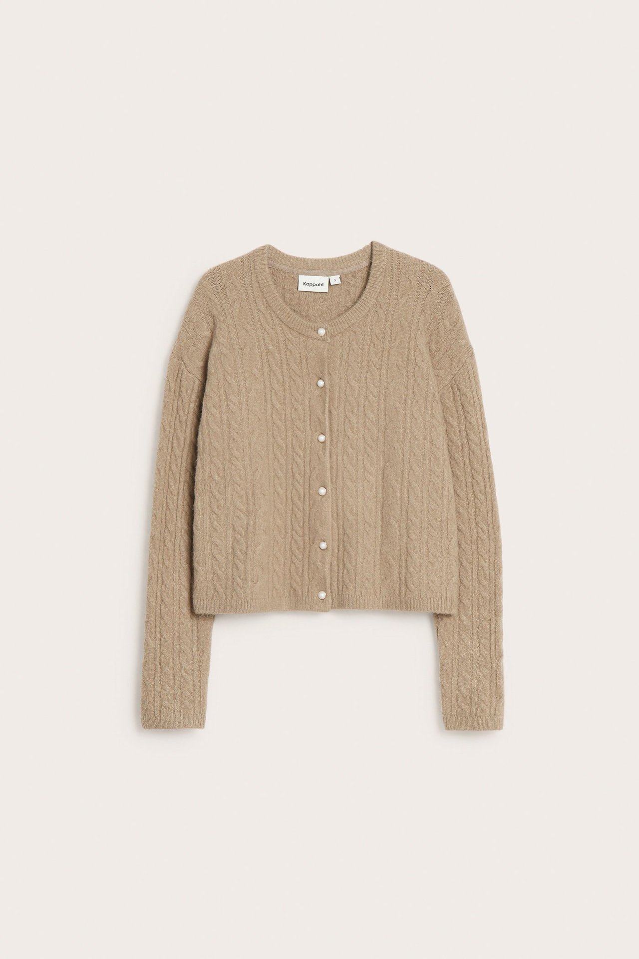 Z przodu, ciemnobeżowy kardigan z warkoczowym splotem, okrągłym dekoltem i perłowymi guzikami.