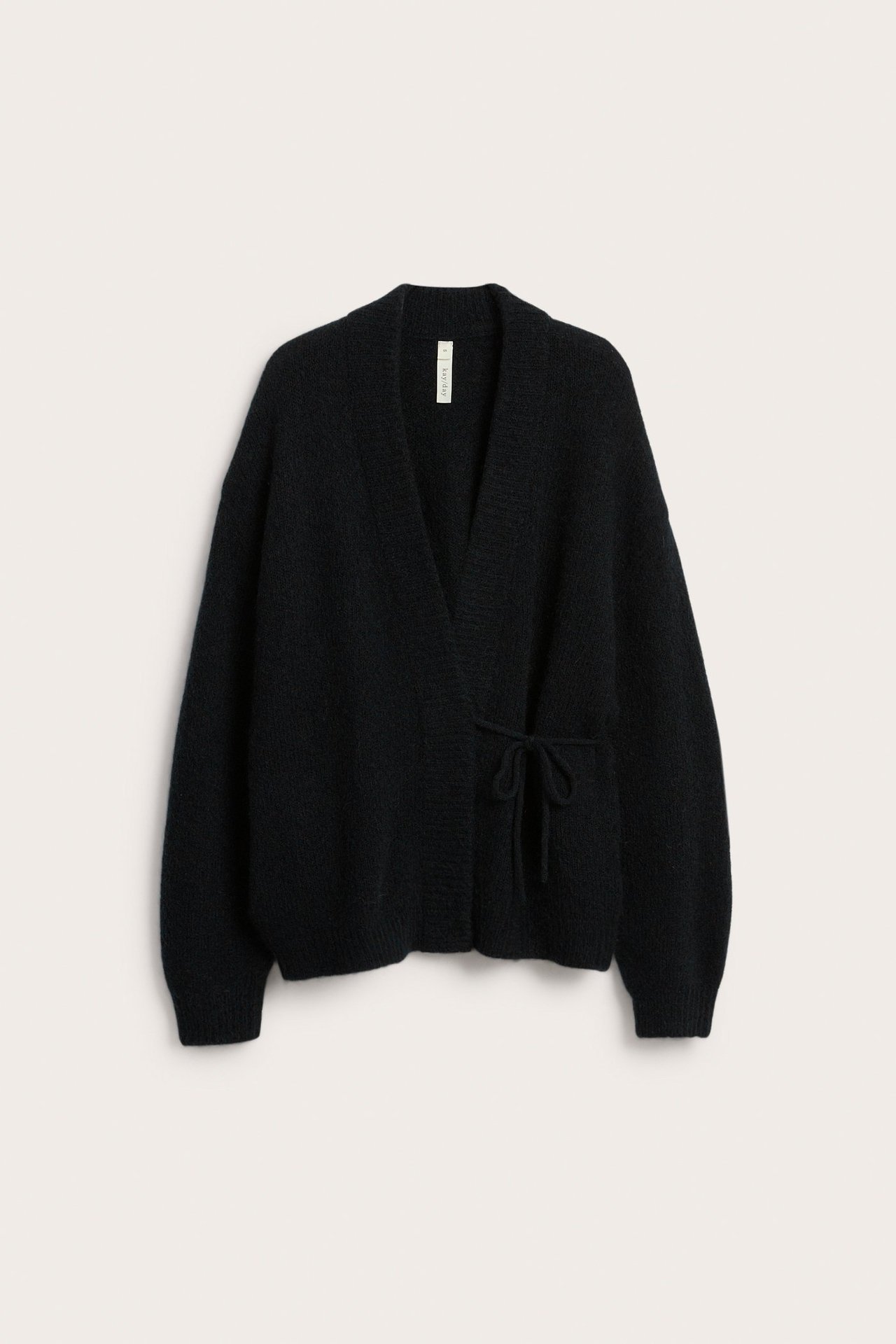 Widok z przodu czarnego kardiganu z mieszanki wełny, z dekoltem w serek i wiązaniem.