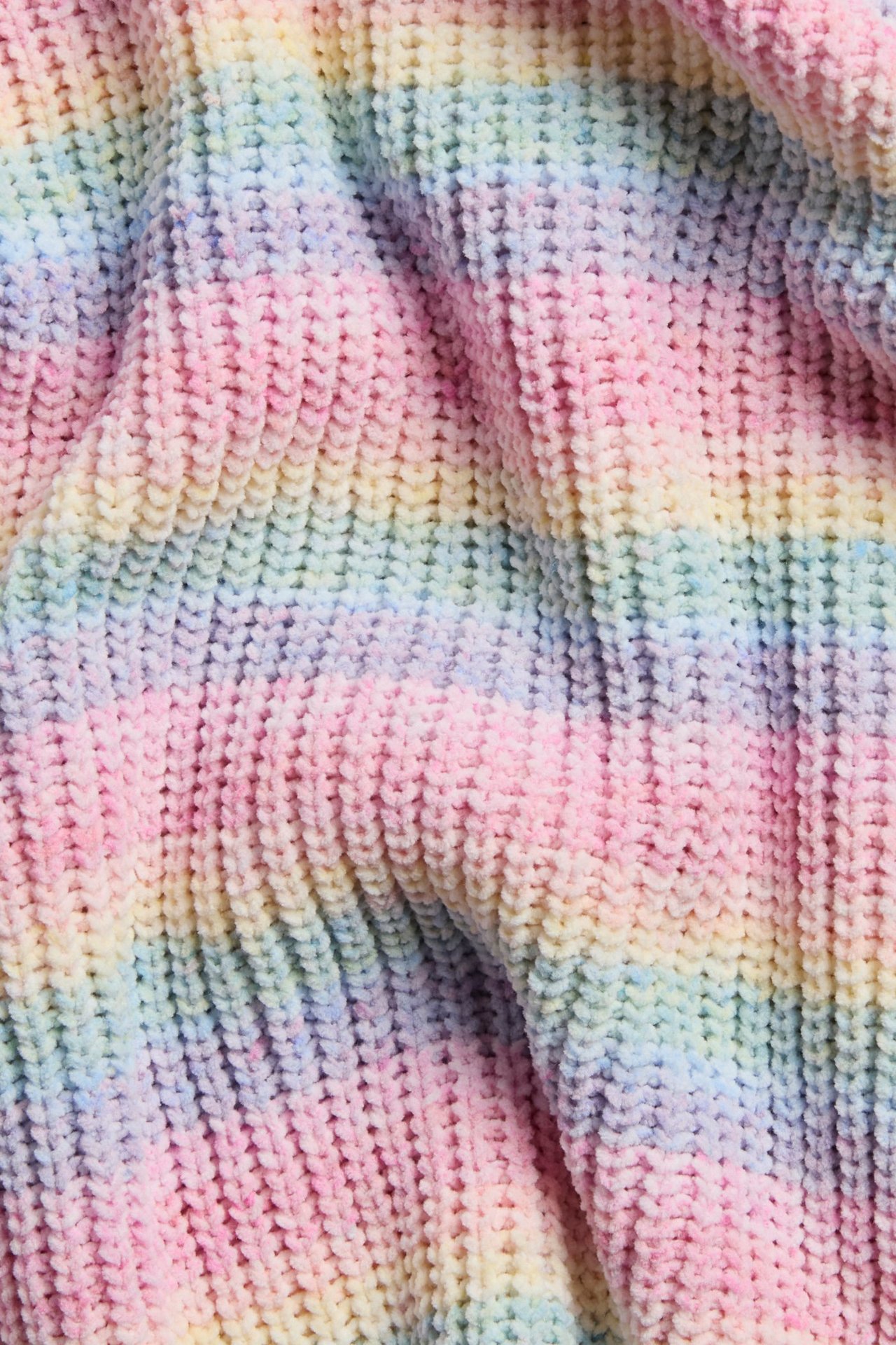 Rosa sateenkaaren värinen chenille-neule, neulottu, lapsi, etualta.