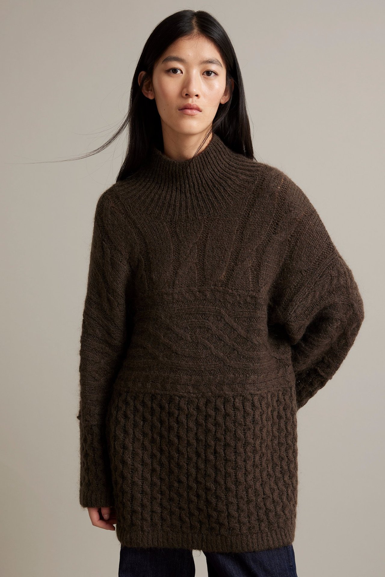 Tummanruskea neulottu polokragepaita, etummainen näkymä, naisella.