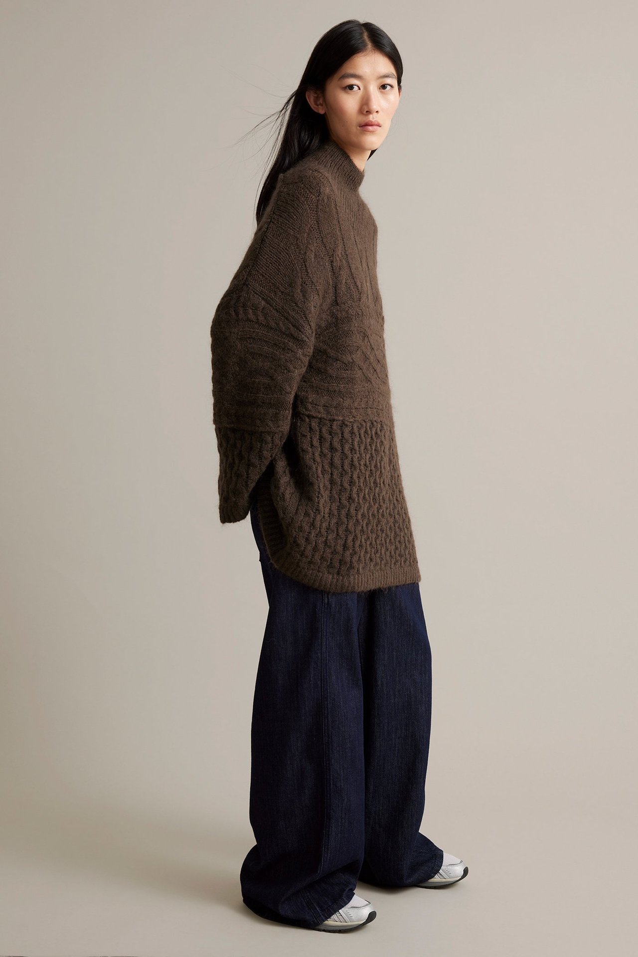 Nainen tummanruskea villasekoitekaitainen poolopaita, rönsyilevä kihara, oversize.