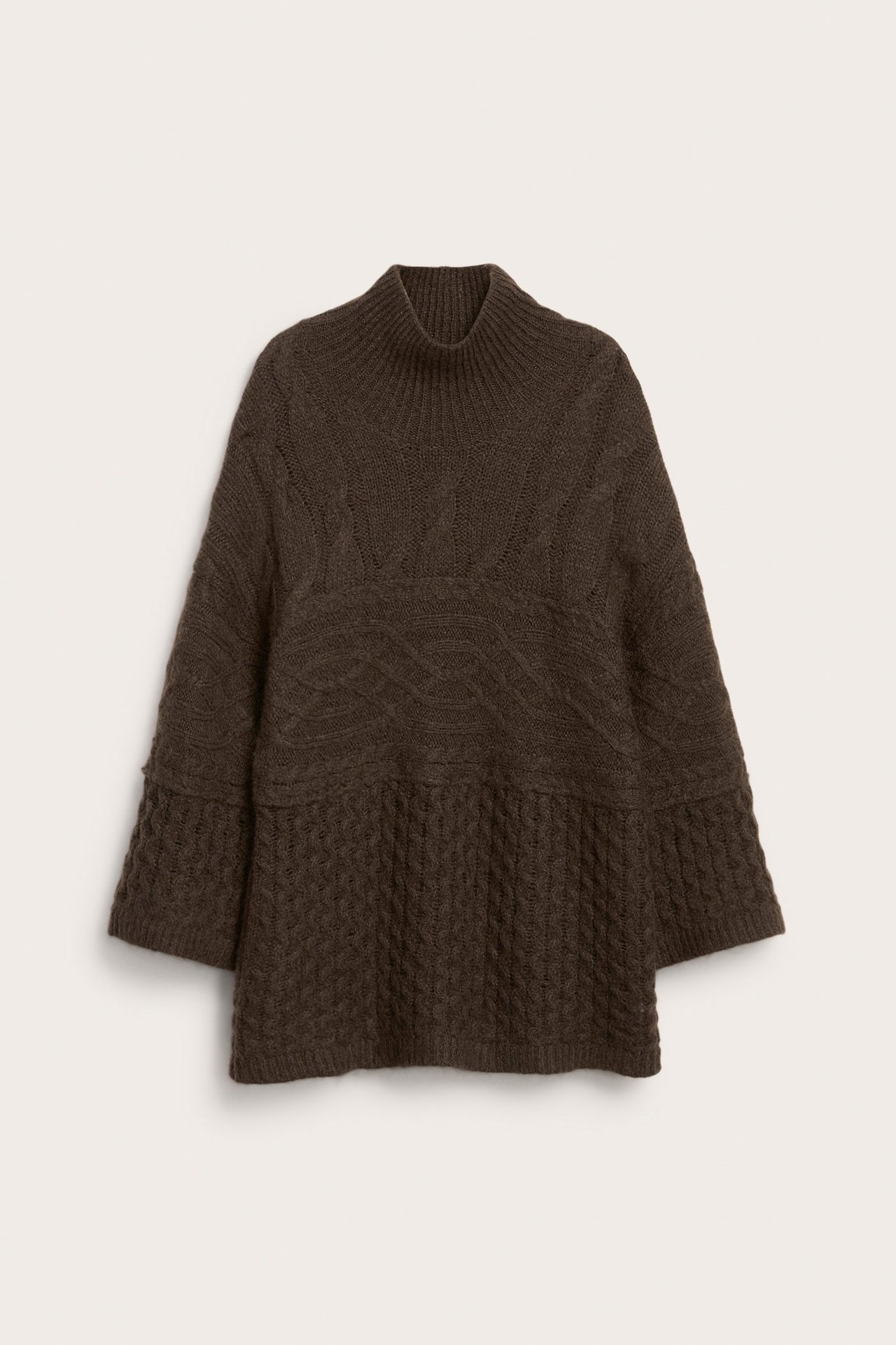 Edestä tummanruskea villasekoiteneulepaita, jossa poolokaulus ja erilaisia neulekuvioita.