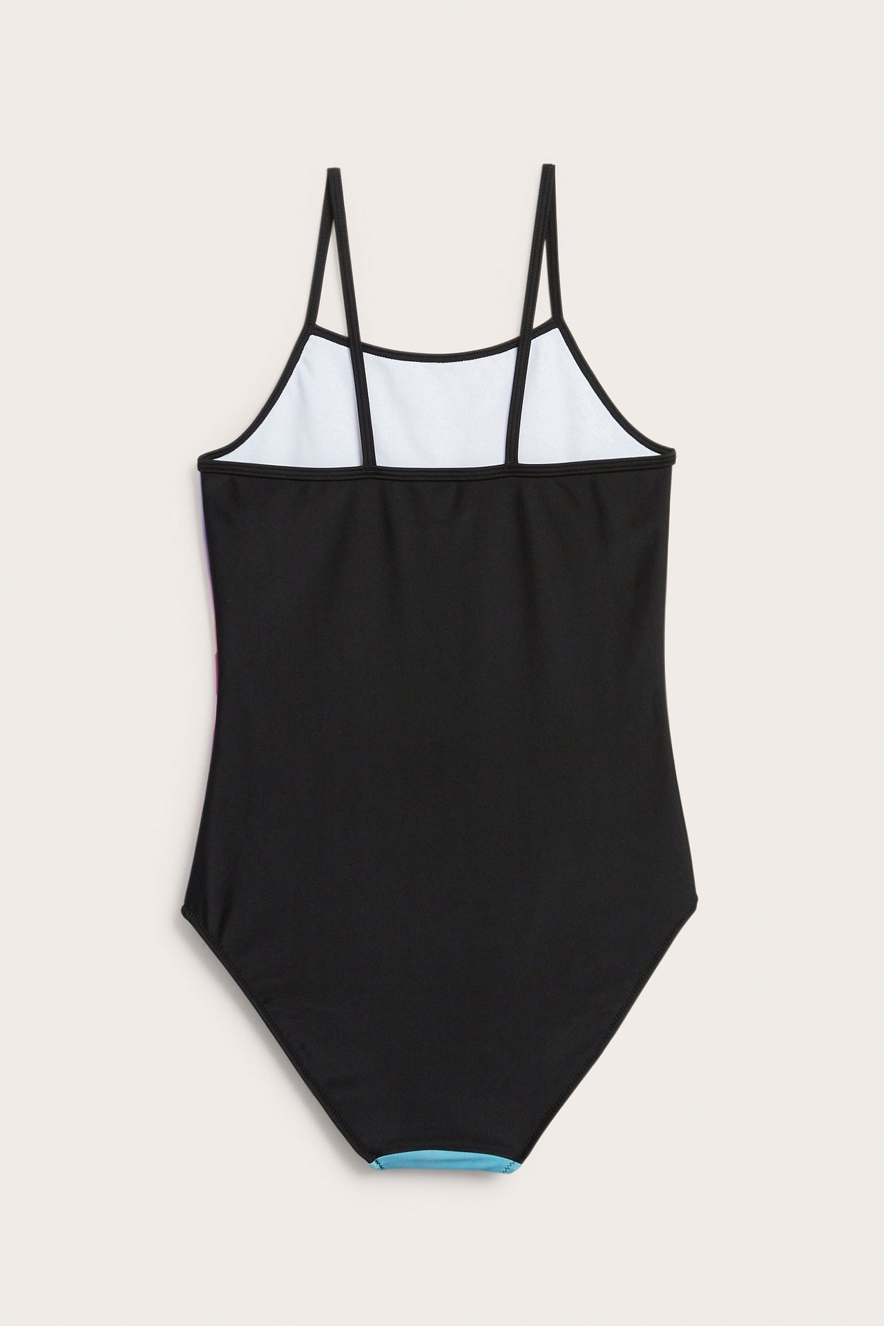 Lasten mustan uimapuvun takakuva ohuilla olkaimilla, valkoisella vuorilla ja vaaleansinisellä reunuksella.
