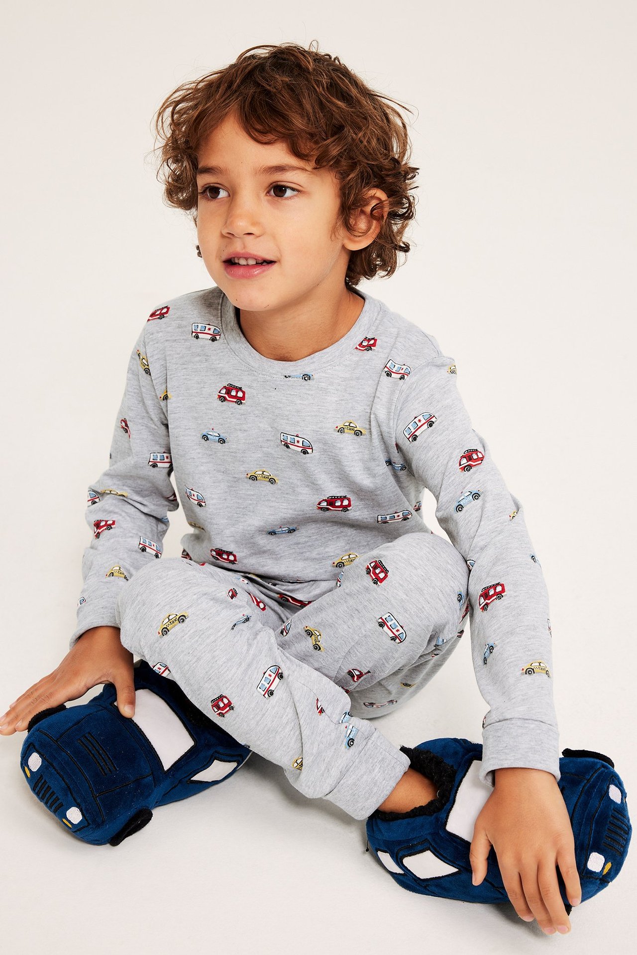Pitkähihainen lastenpyjama, autokuvioinen greymelange, vyötäröllä resor ja mansetit.