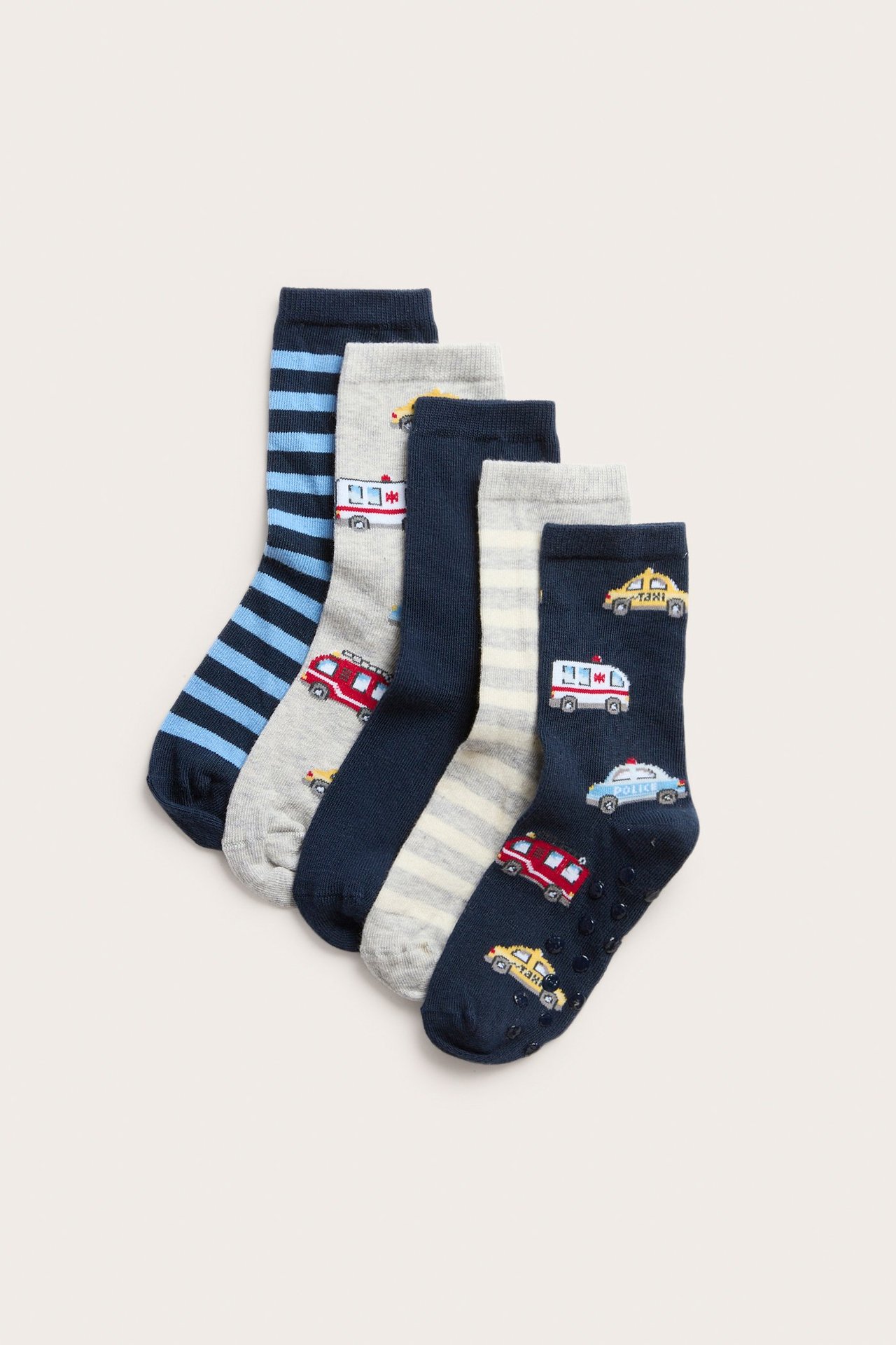 Widok z przodu: Pięć par skarpetek dziecięcych w różnych kolorach, ze wzorami pojazdów i pasków.
