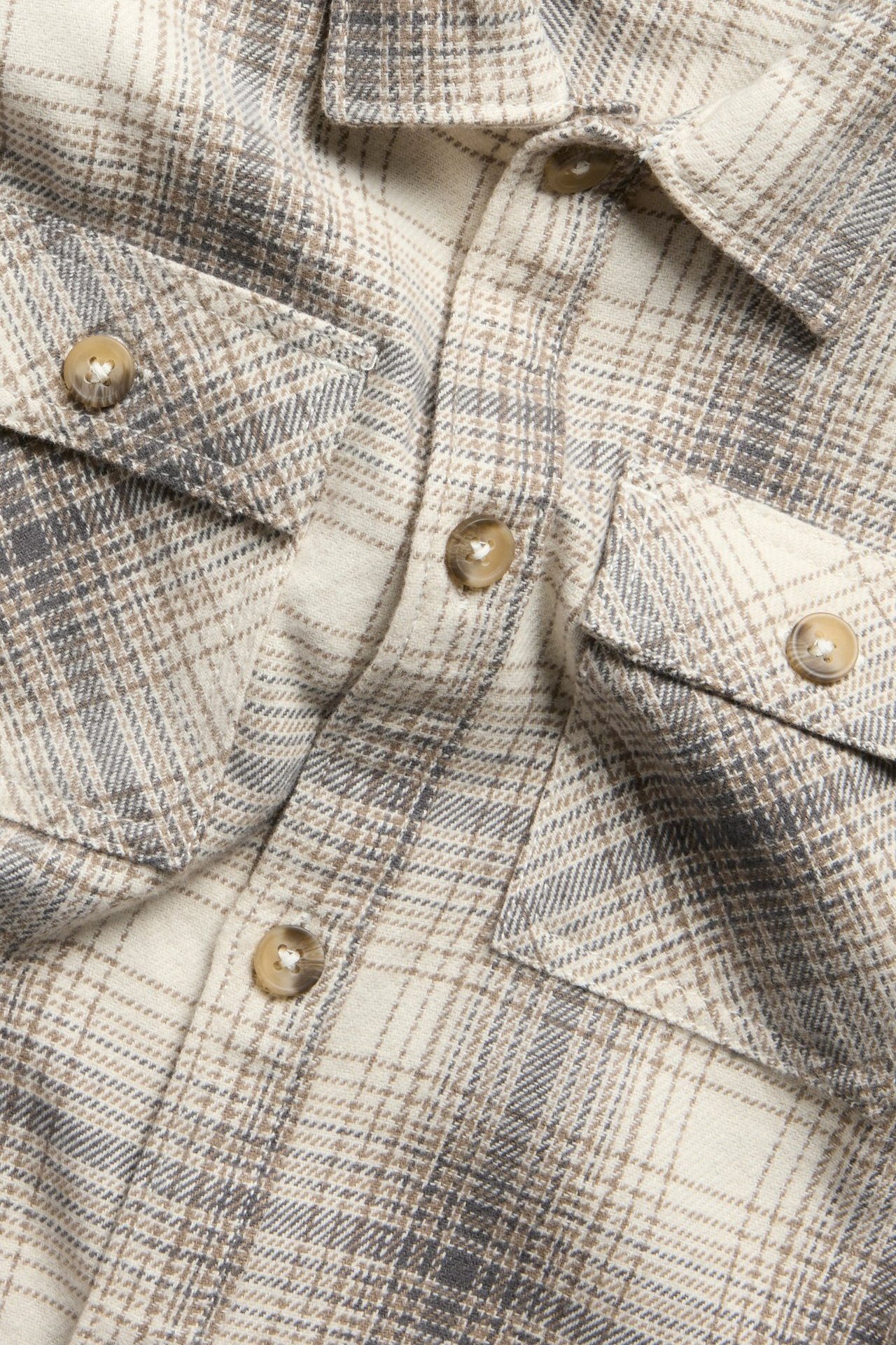 Ljusbeige rutig overshirt i bomull, knappar fram, bröstfickor, visad frontal vy.