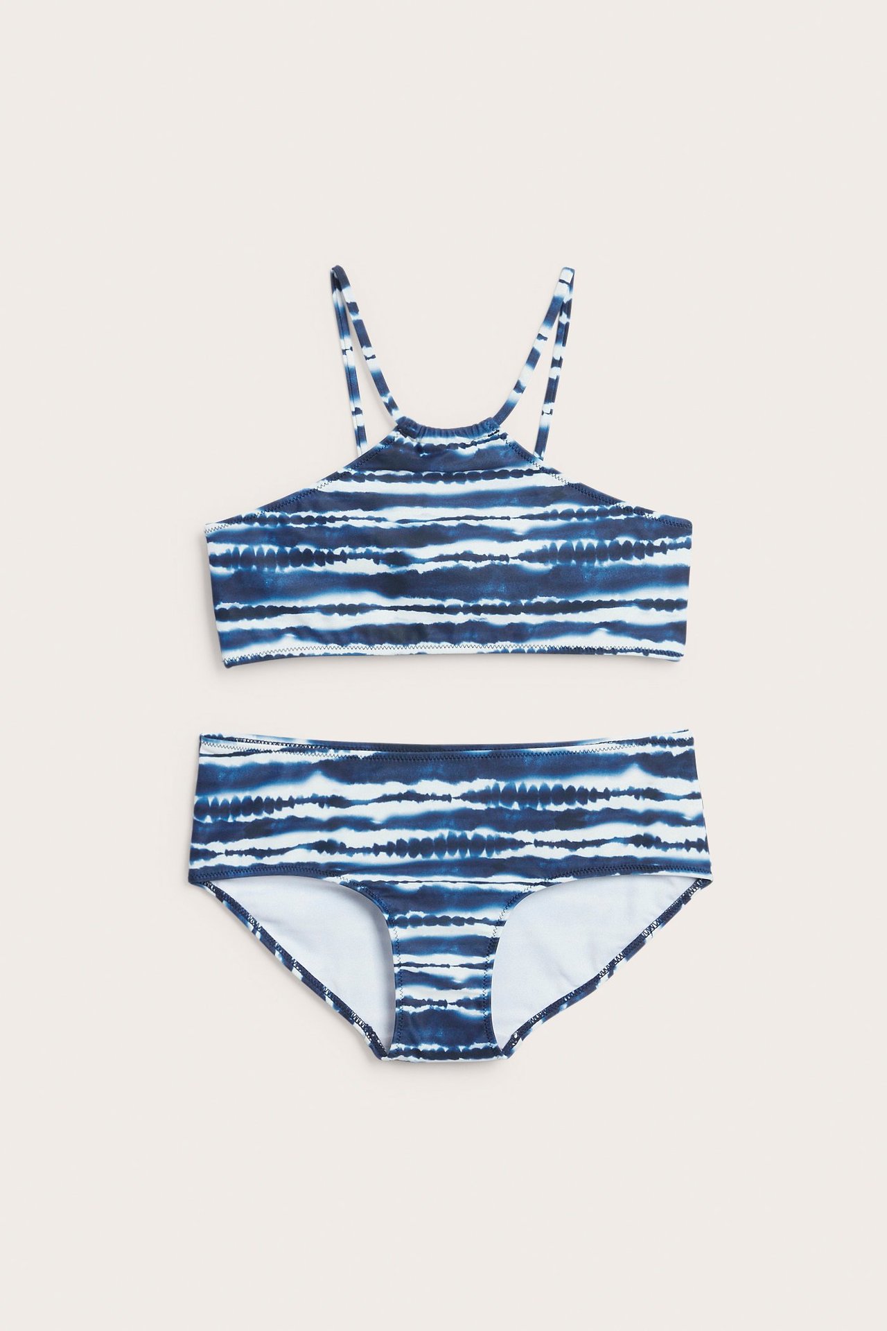 Edestä näkymä lasten sinivalkoraidallisesta bikinista, jossa halterneck-toppi ja alushousut.