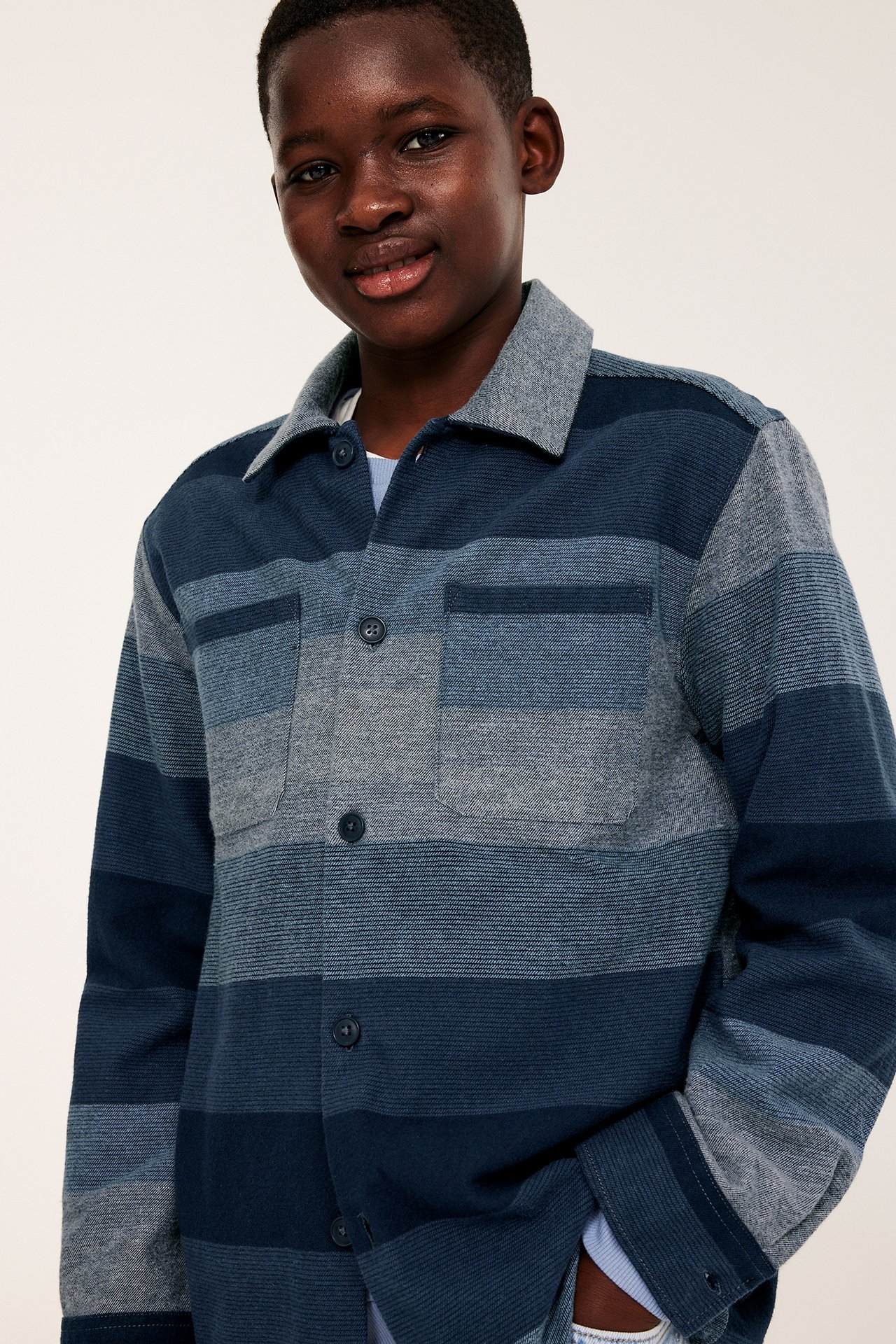 Dziecięcy niebieski flanelowy overshirt w kratę z bawełny, zapinany na guziki.